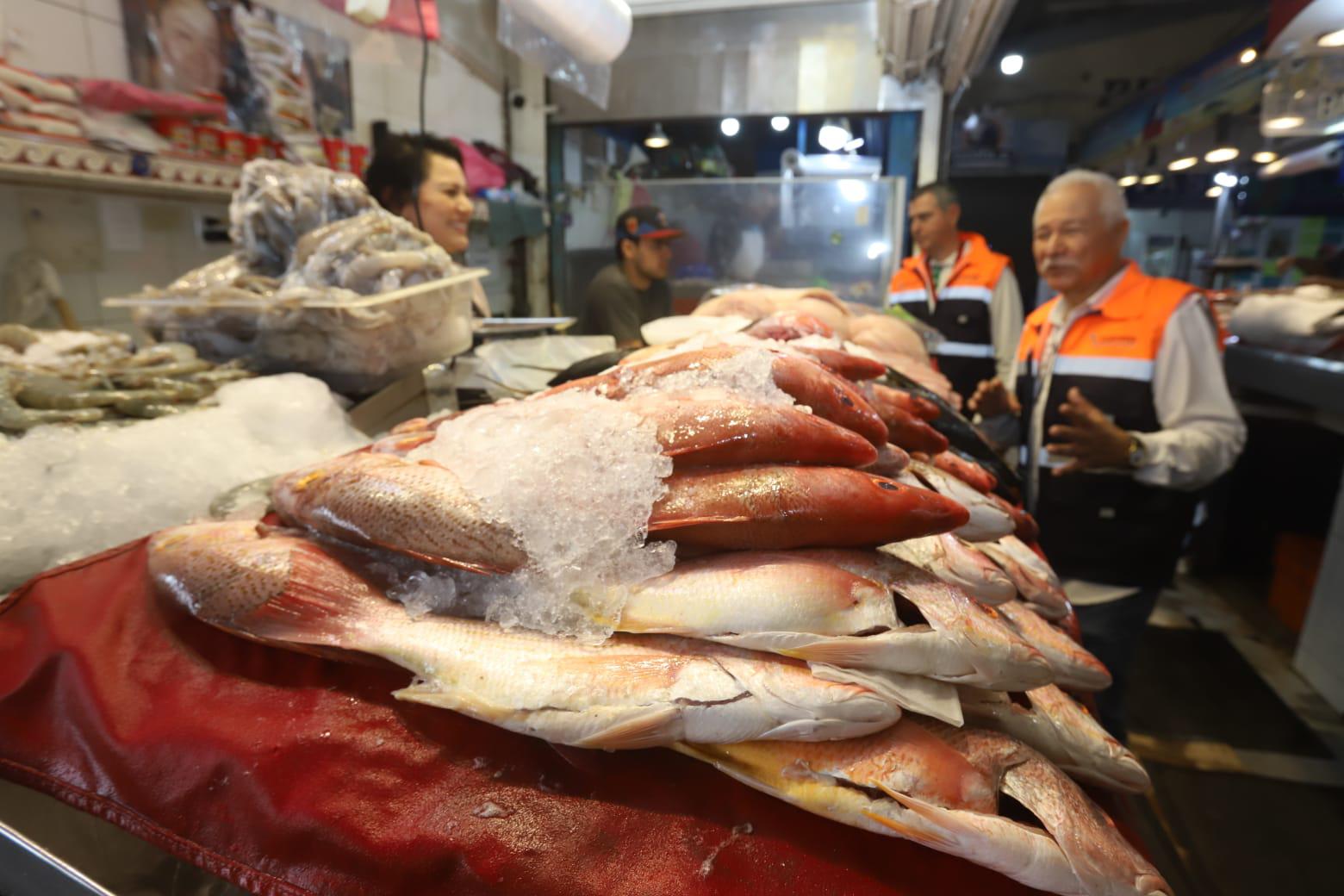 $!Verifica Coepriss que en mercados de Mazatlán vendan pescados y mariscos frescos durante Cuaresma