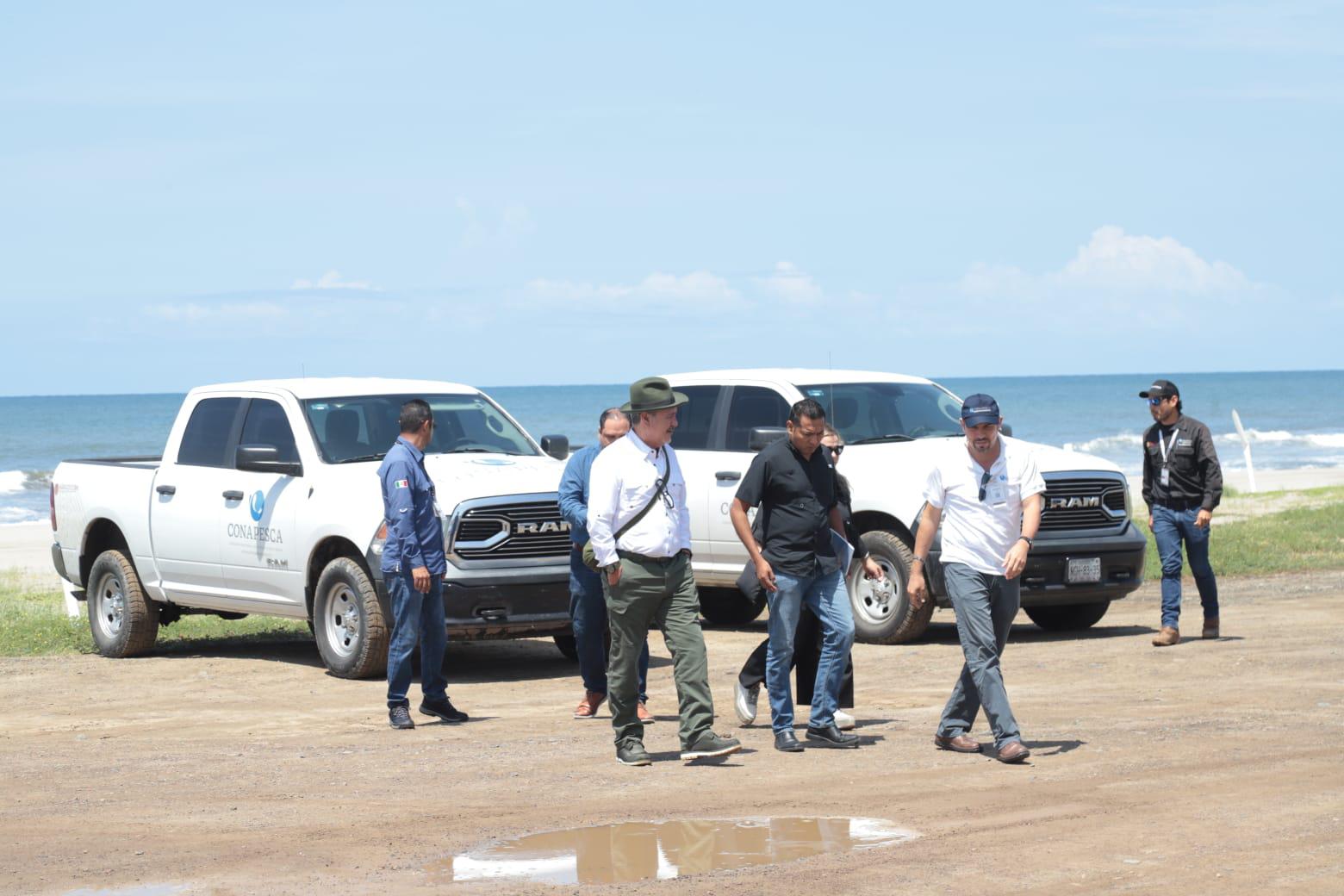 $!Recorre titular de Conapesca granjas acuícolas y laboratorios del sur de Sinaloa