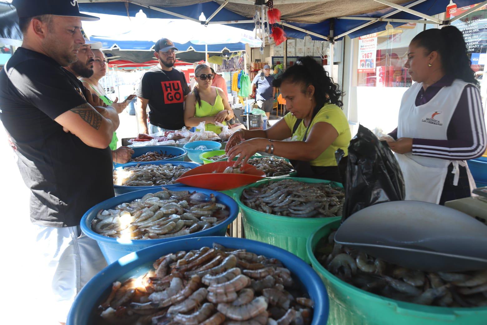 $!Aún con la baja de precio, no logran repuntar ventas de camarón en Mazatlán, señalan vendedoras