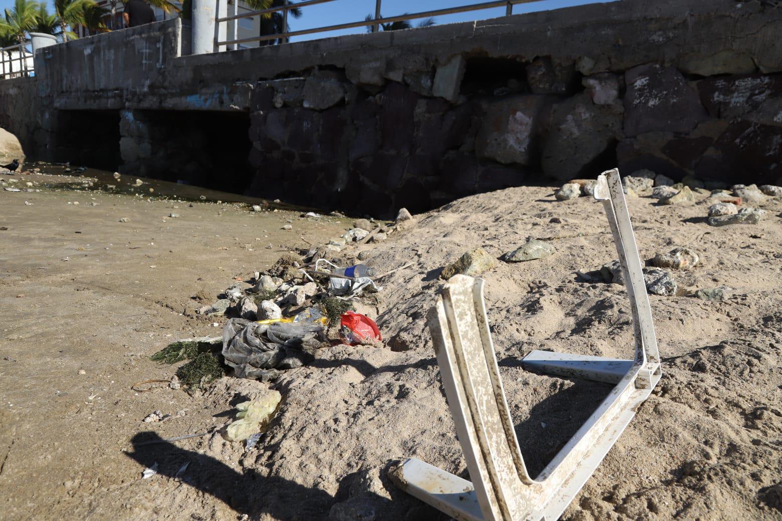 $!Se mantiene sucia Playa Norte en Mazatlán