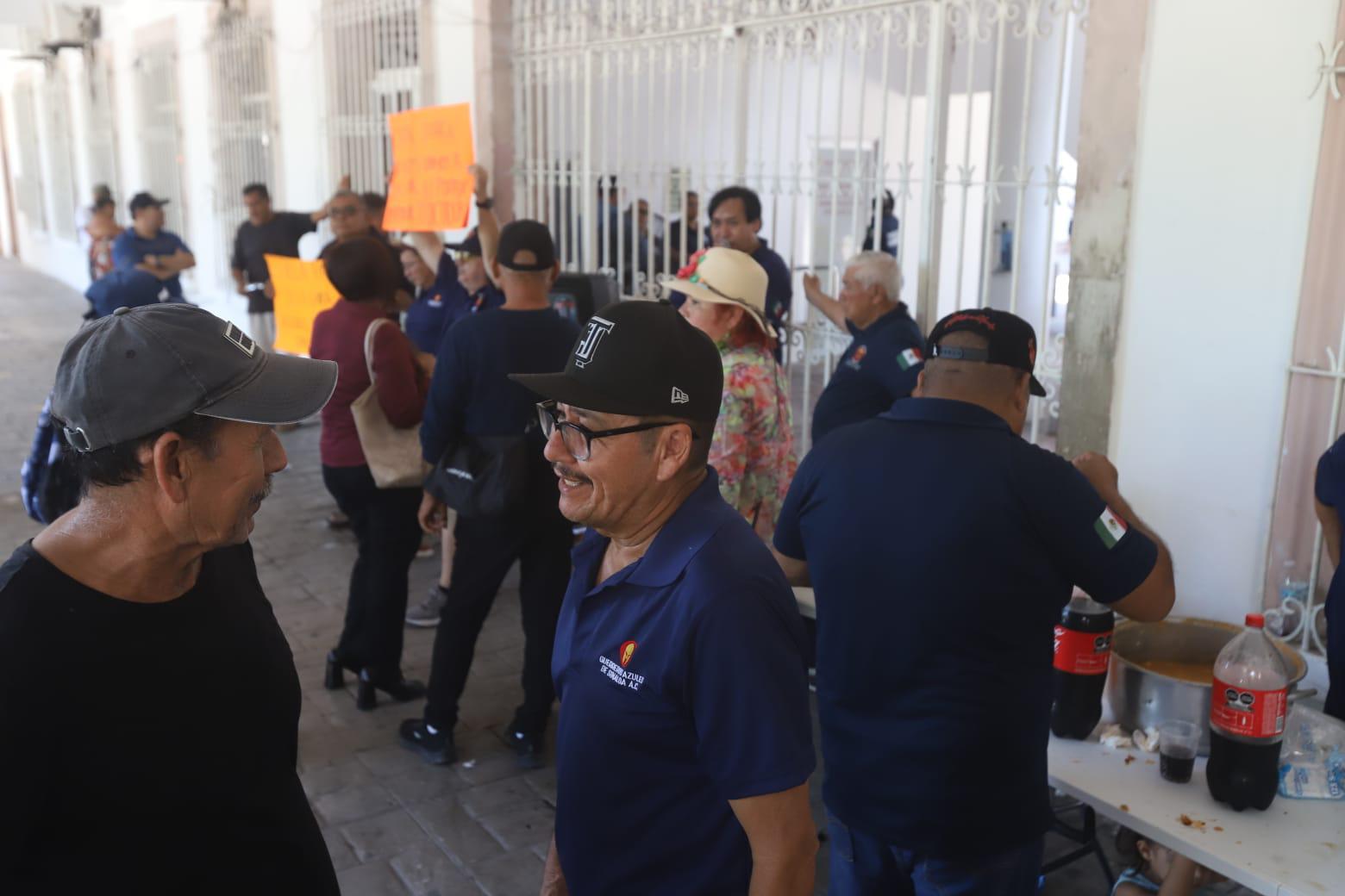 $!Levantan plantón Guerreros Azules tras promesa del Estado de atenderlos