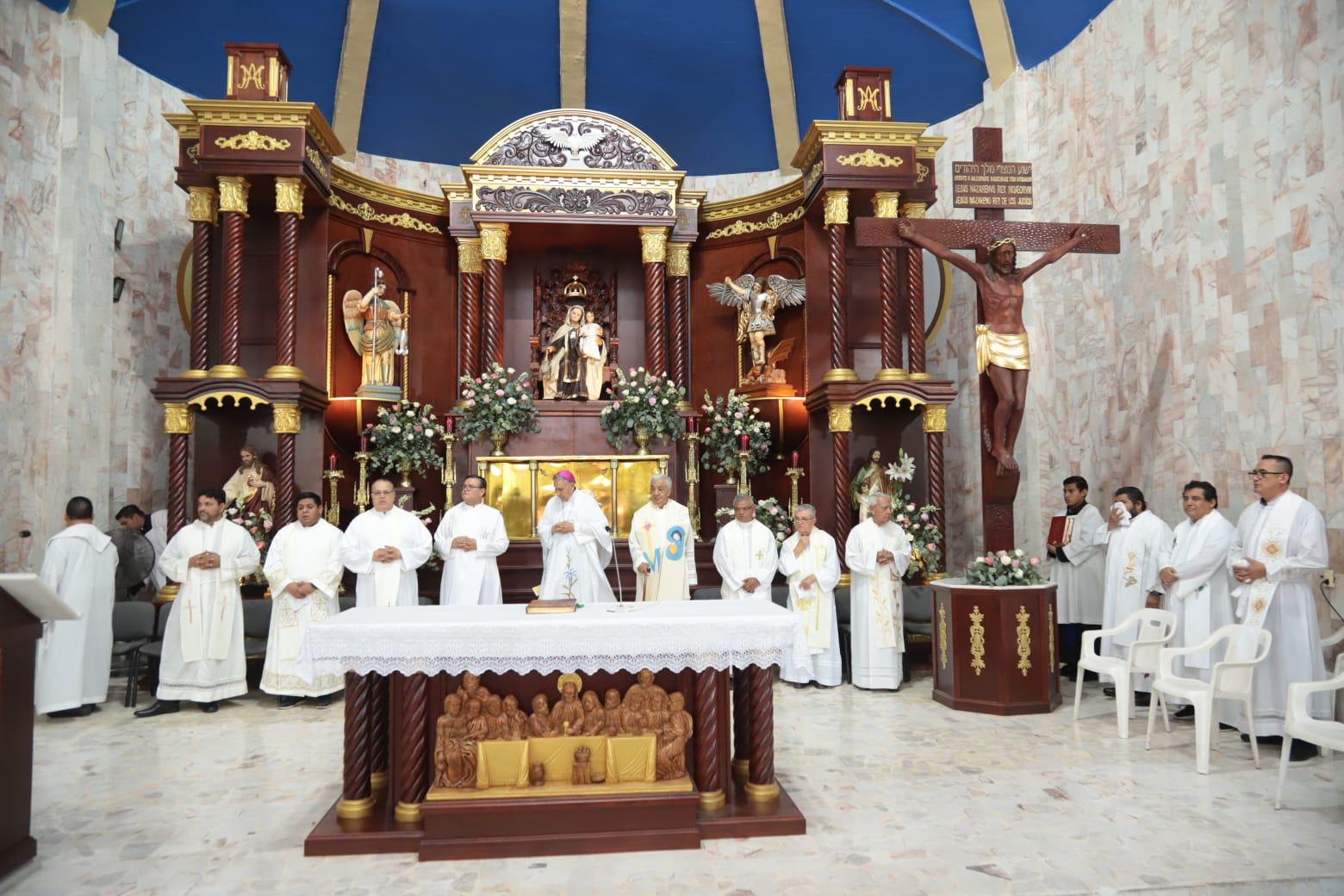 $!Obispo bendice nuevo retablo en parroquia del Carmen de la Juárez, en Mazatlán