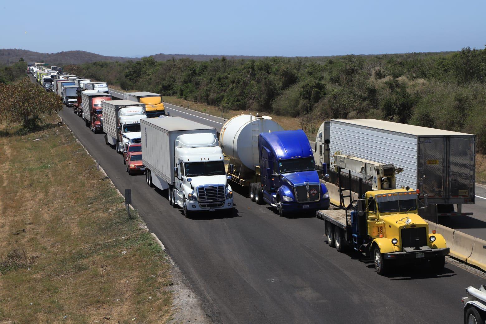 $!Vuelca camión de carga tras chocar contra otro en la autopista Mazatlán-Culiacán; el tráfico es lento