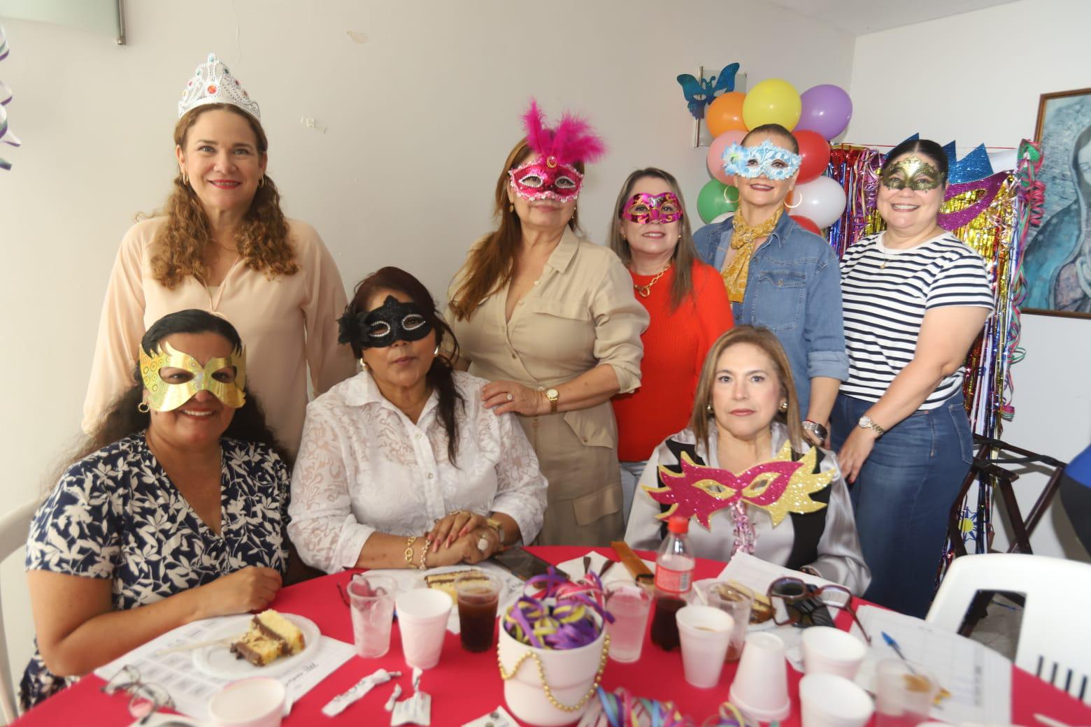$!Magaly Lizárraga, Eustolia Zamaro, Elva Aguirre, Vivian Troncoso y Thalía Valdés. Sentadas, Mireya Aguiluz, Zoveyda Félix y Rocío Soto.