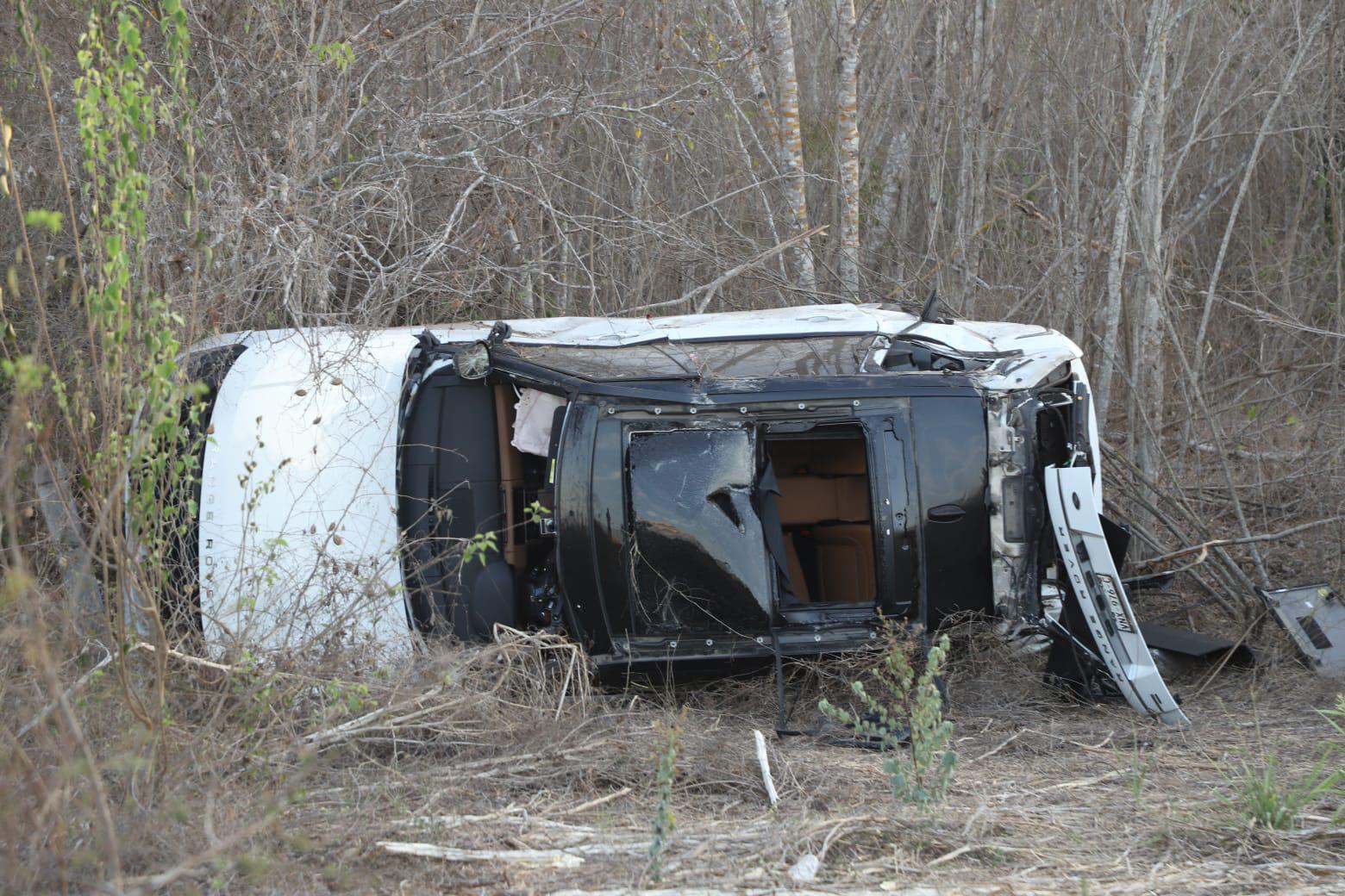 $!Vuelca dueño de Azteca Lighting en la Autopista Mazatlán-Culiacán; sale por su propio pie de su camioneta