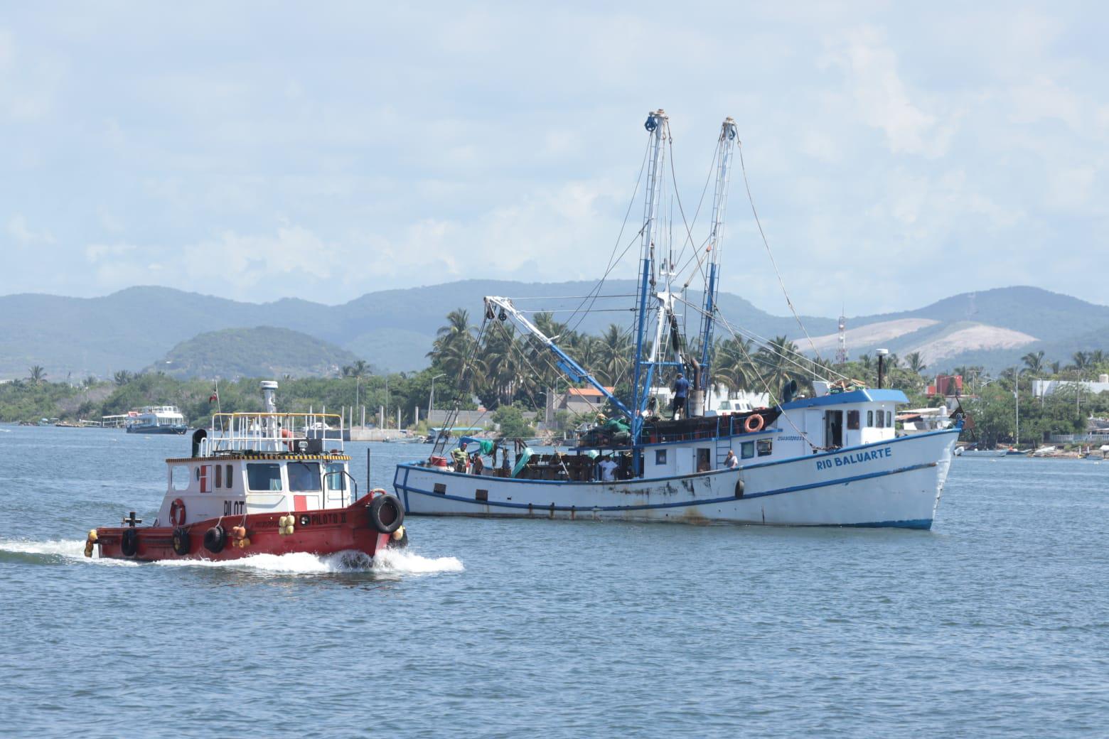 $!A horas del final de la veda, últimos barcos camaroneros salen vía lastre rumbo a altamar