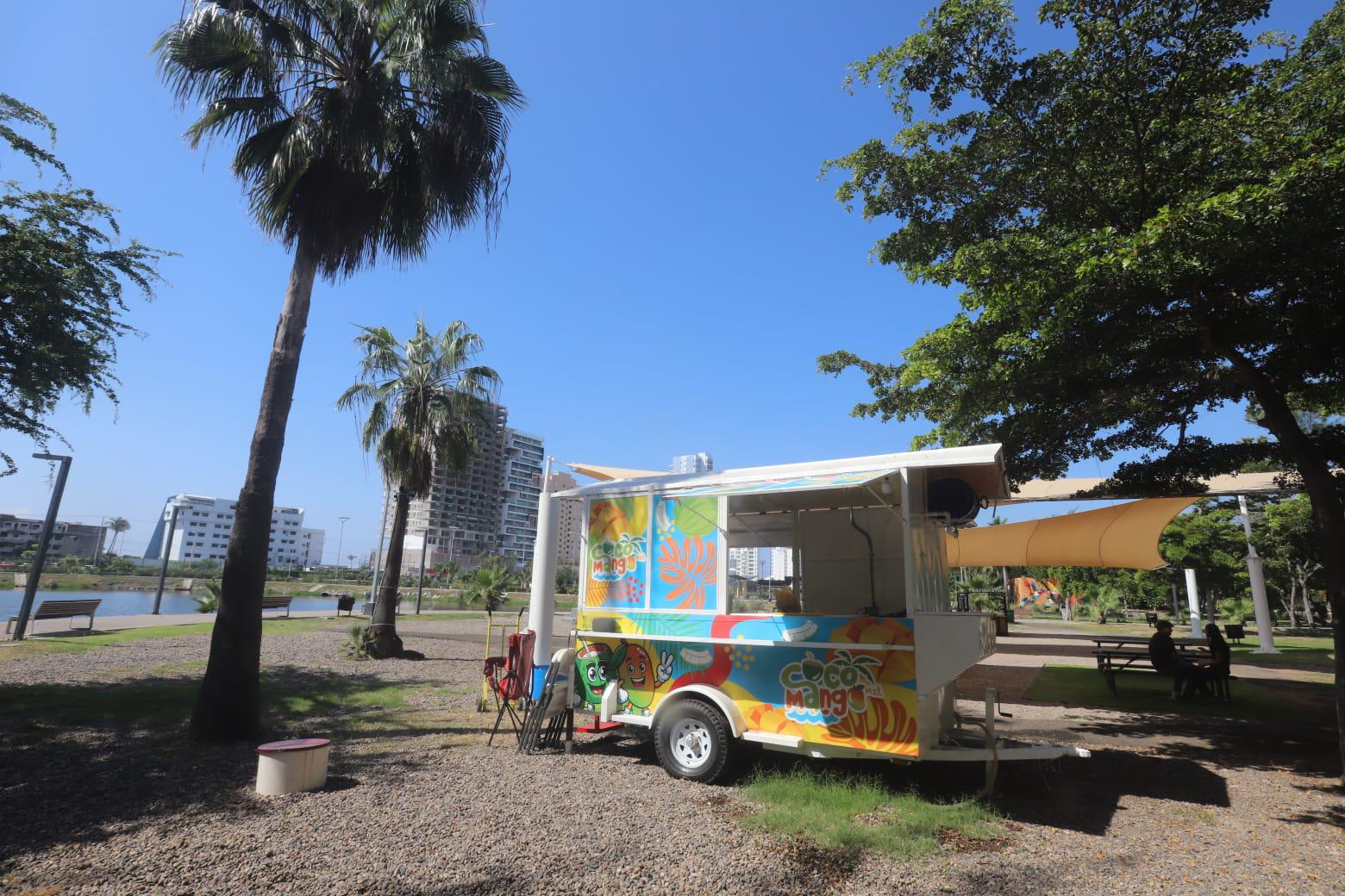 $!Alistan últimos detalles en el Parque Central previo a la inauguración del segundo Sendero de Paz en Mazatlán