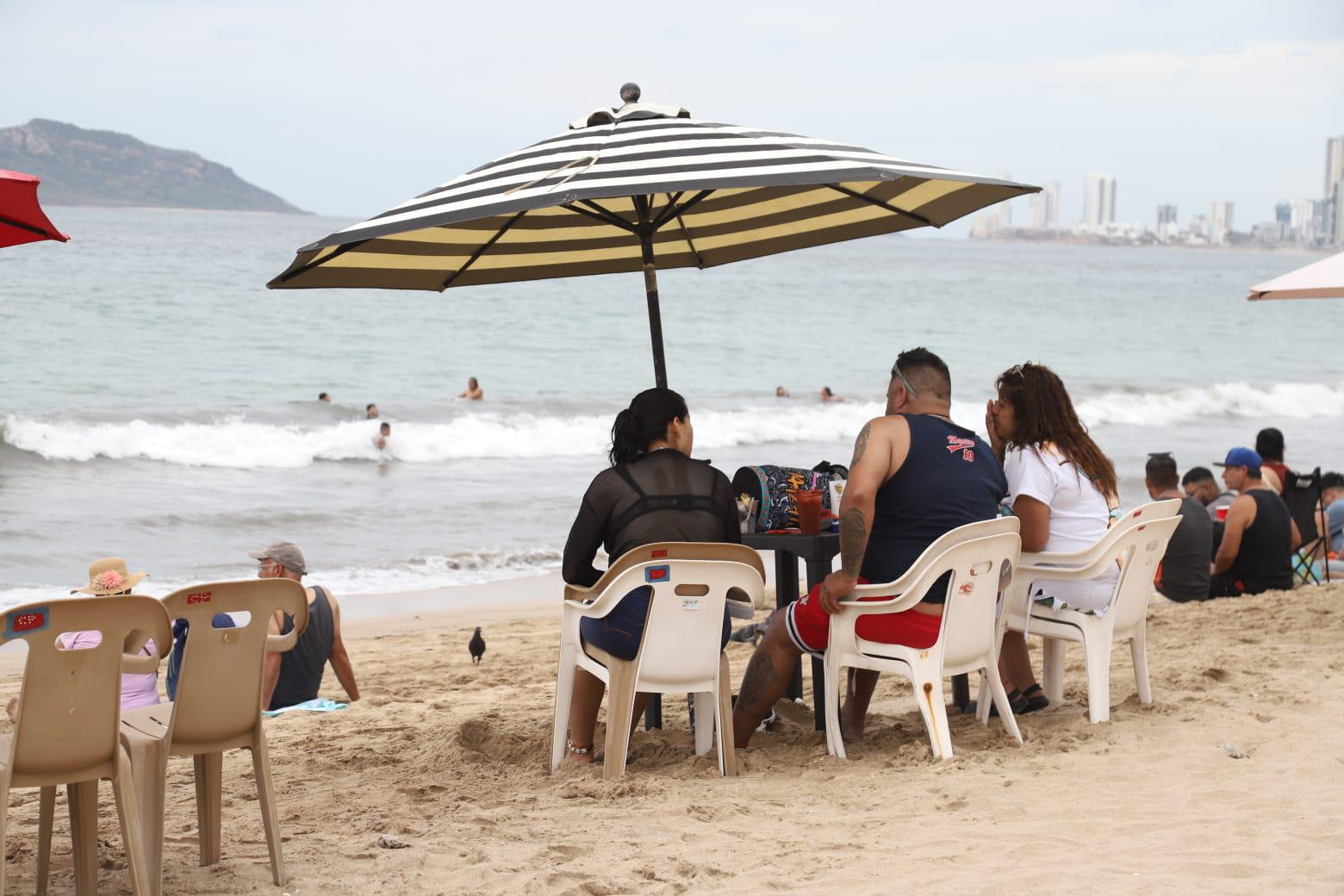 $!Bañistas aprovechan el día nublado para pasar un momento en las playas de Mazatlán