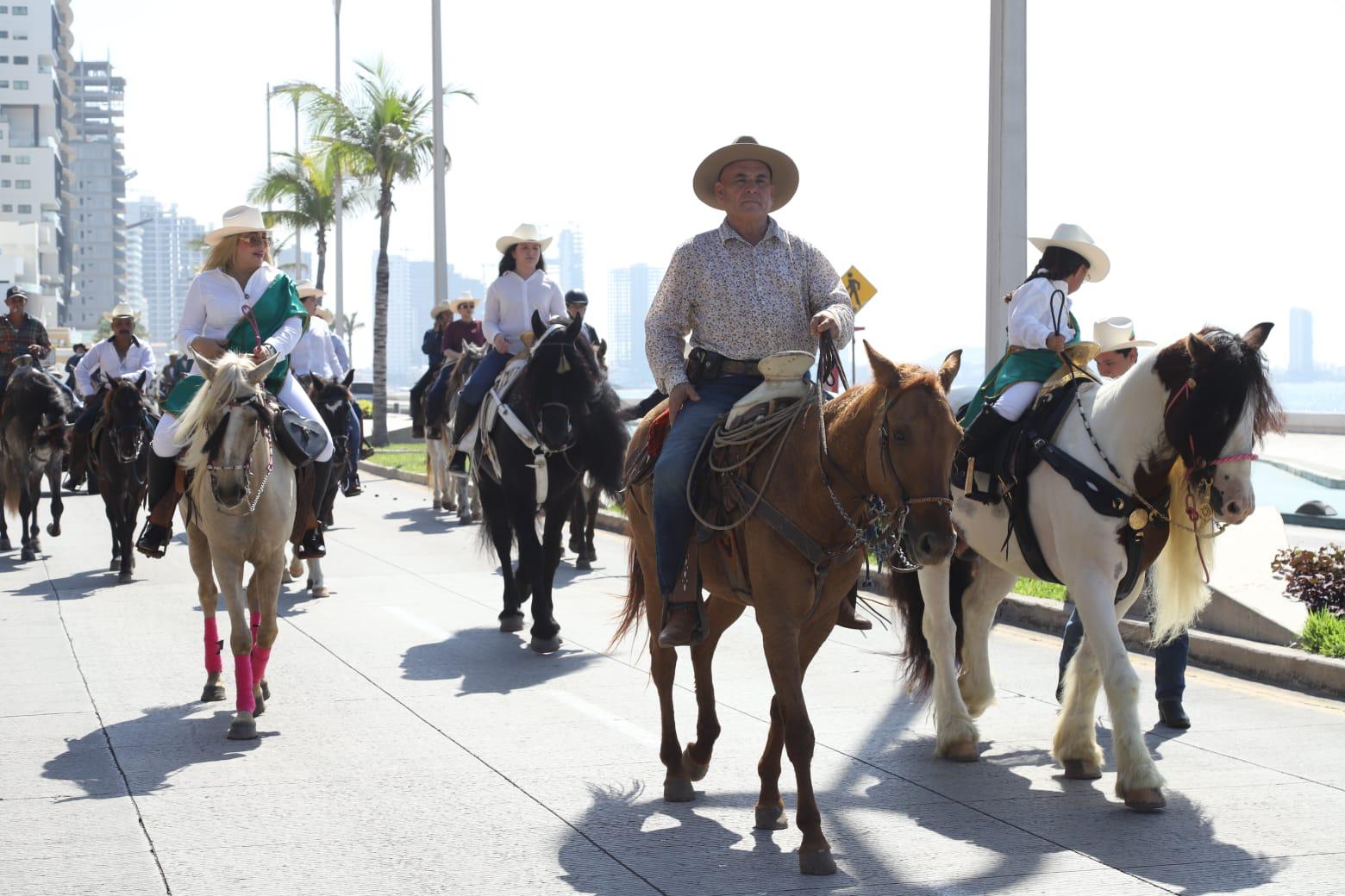 $!Charros mazatlecos realizan cabalgata a caballo par pedir a San Judas Tadeo por la paz y la hermandad