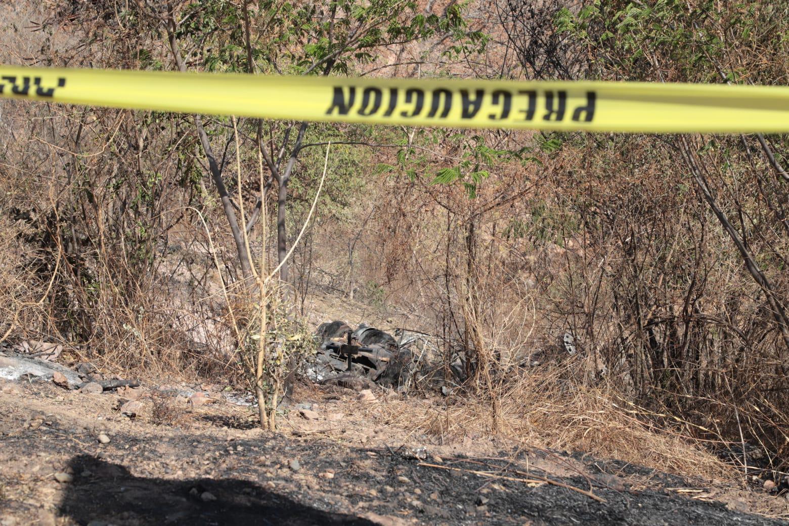 $!Tráiler cisterna vuelca y se incendia en la Autopista Durango-Mazatlán; el conductor murió carbonizado