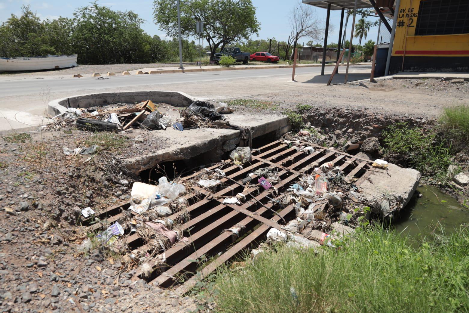 $!Viven vecinos de la colonia Independencia, en Mazatlán, entre grandes charcos de aguas negras