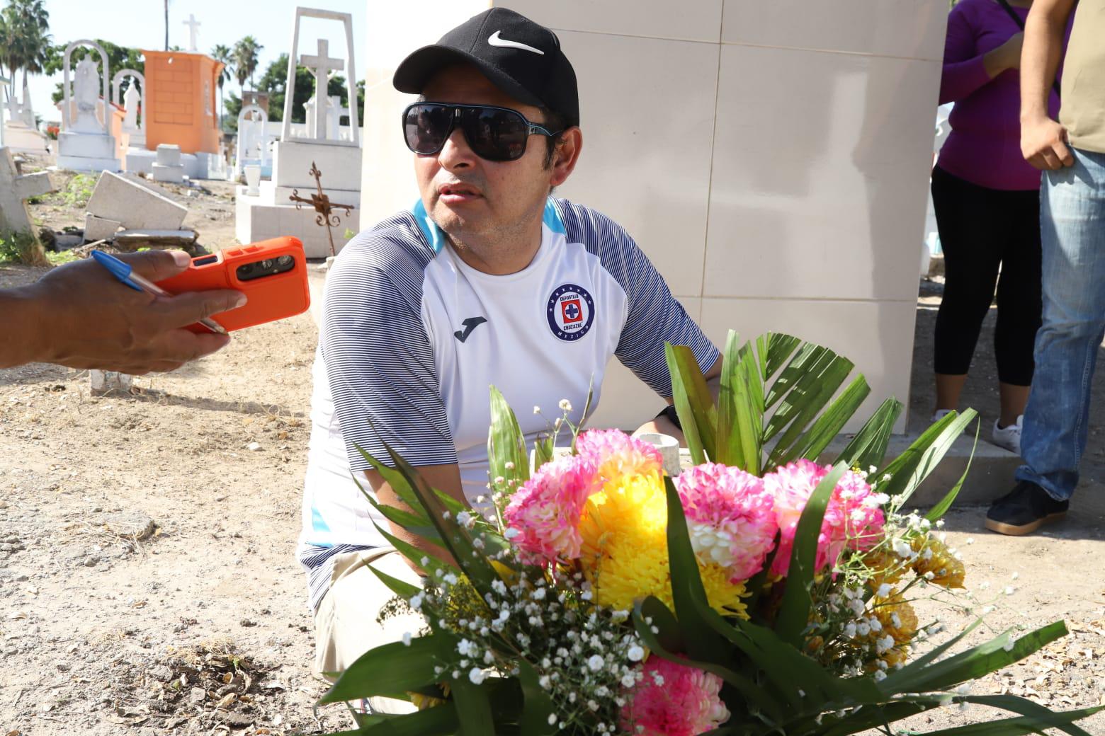 $!‘Aunque solo la recuerdo en fotos, siempre la tengo presente’: Omar honra a su madre en el Día de Muertos