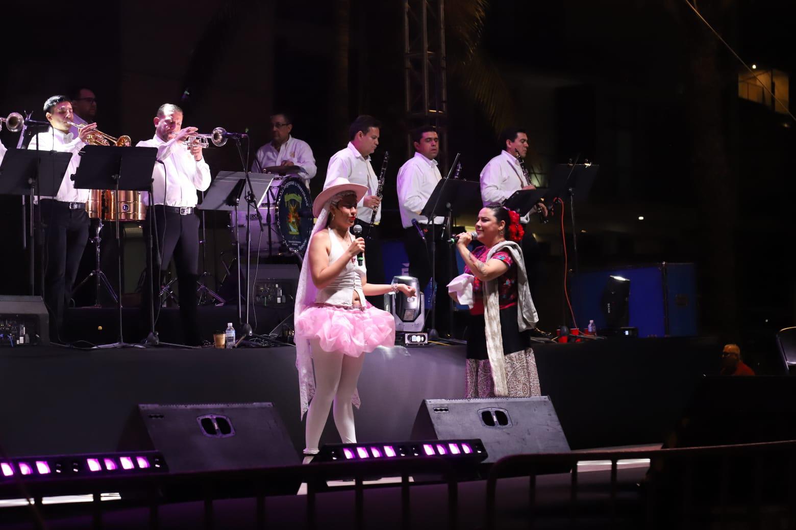 $!“La Menor” y María Inés Ochoa durante su presentación.