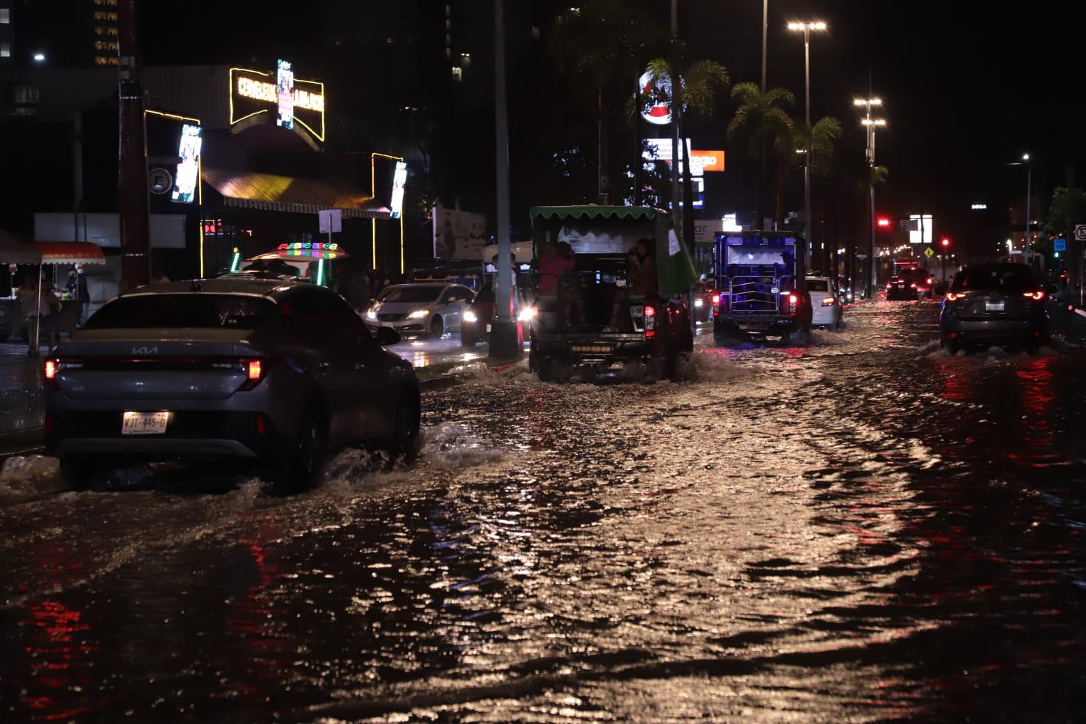 $!Lluvias provocan inundaciones en la Zona Dorada y varias zonas de Mazatlán
