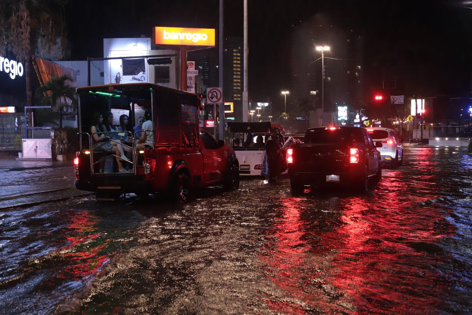 $!Lluvias provocan inundaciones en la Zona Dorada y varias zonas de Mazatlán