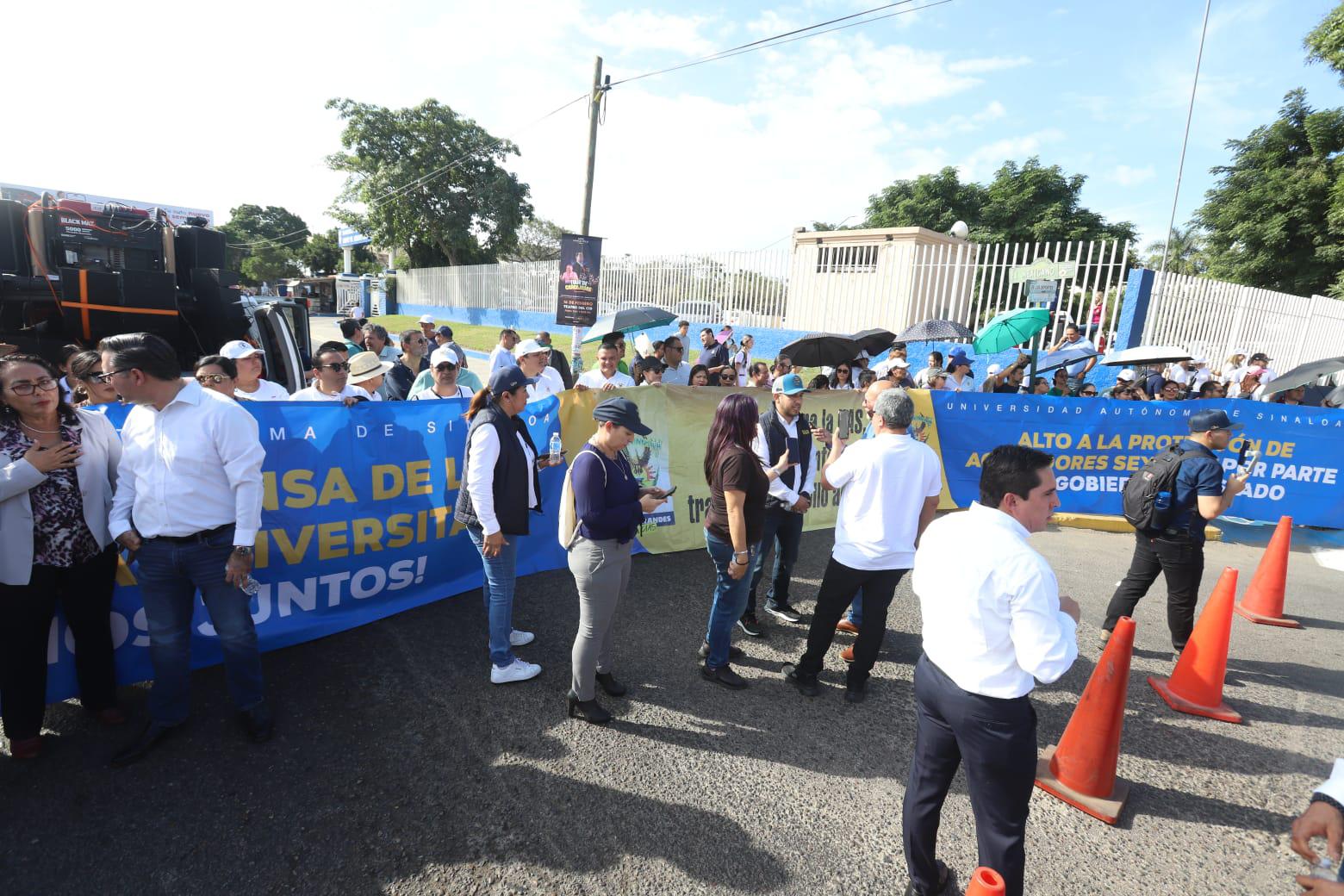 $!Manifestantes de la UAS bloquean la Ejército Mexicano en Mazatlán, pero genera caos vial en toda la zona