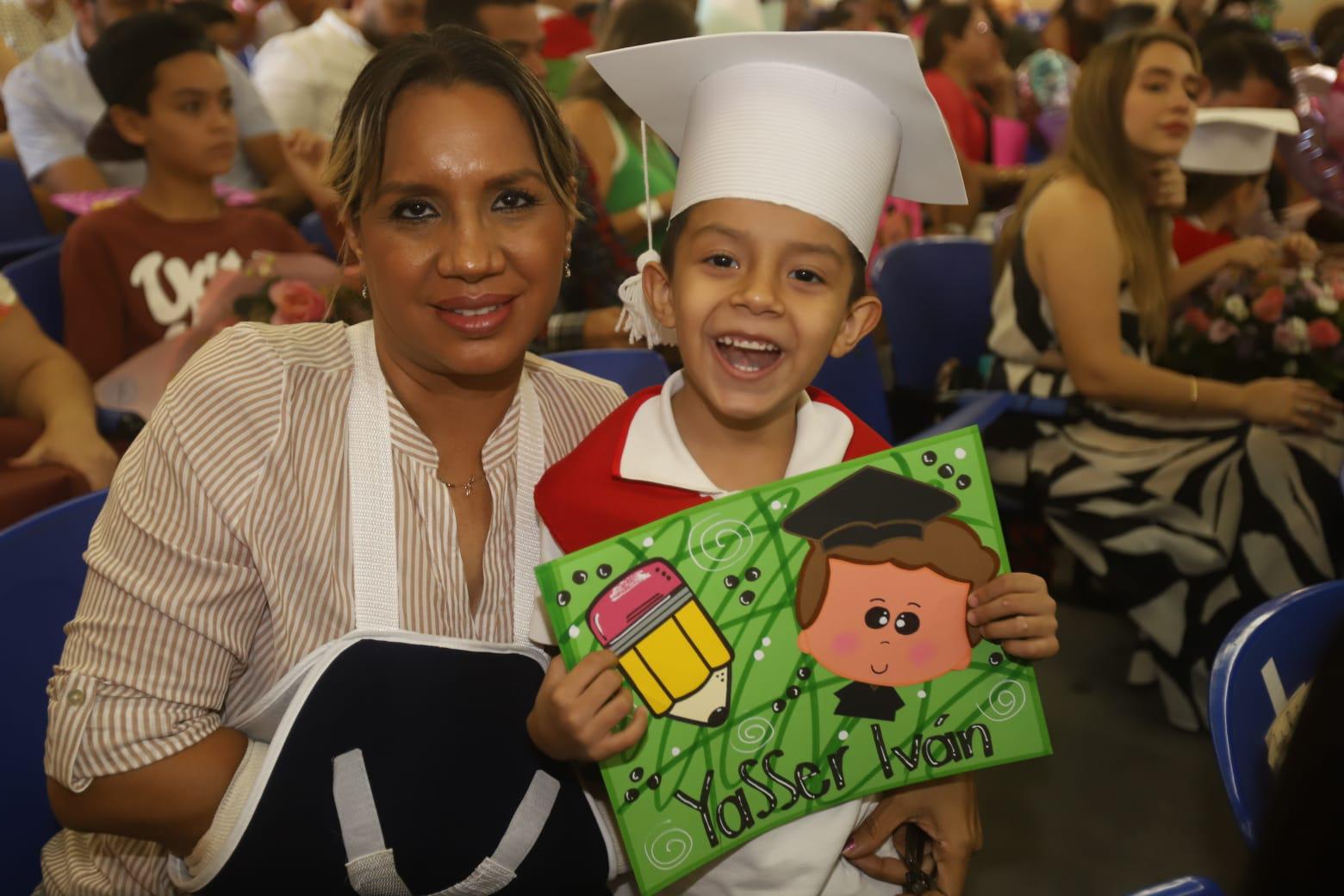 $!Diana Alfaro con su pequeño Yasser Iván Higuera Alfaro.