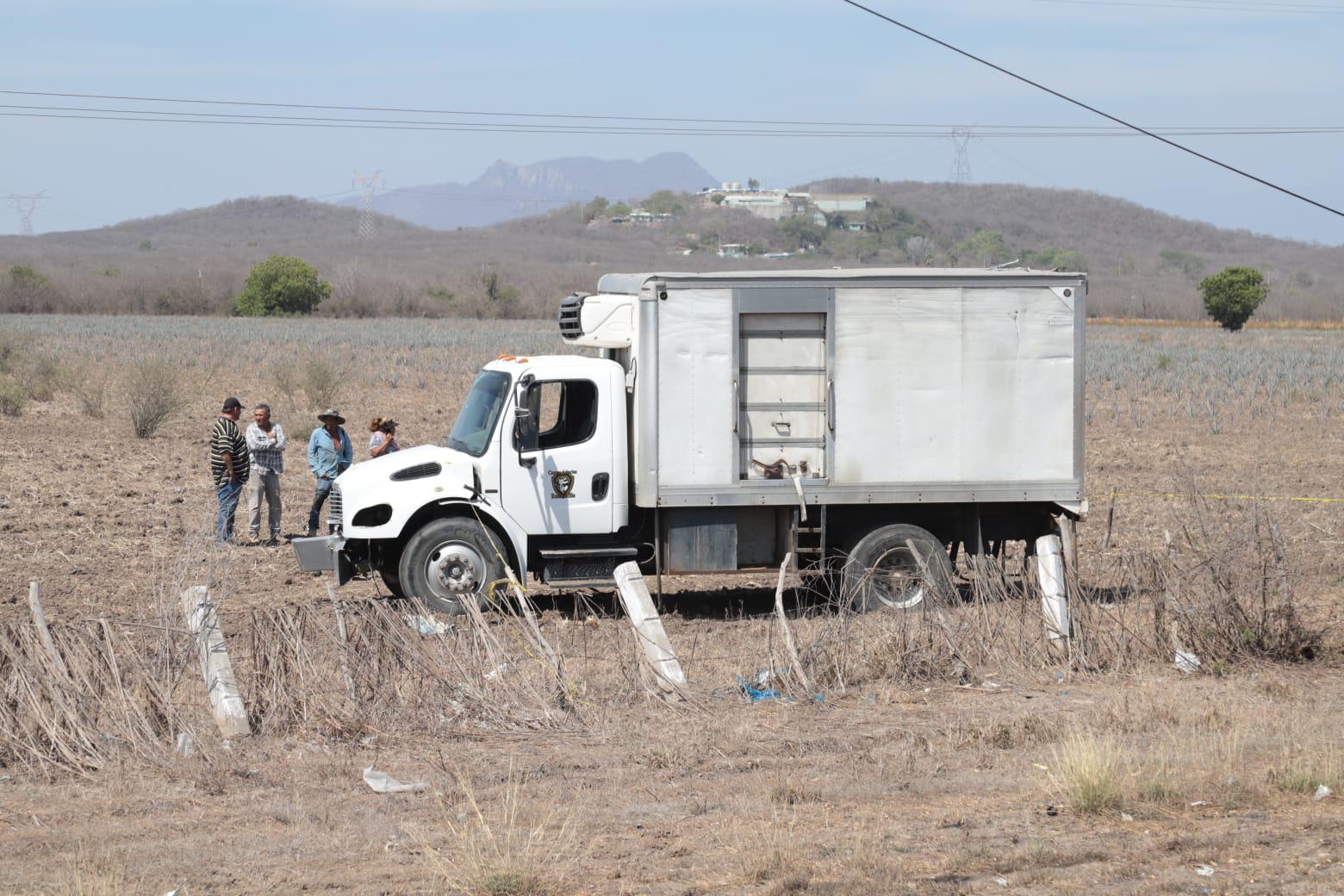 $!Por un probable paro cardiaco, conductor de Torton muere al volante