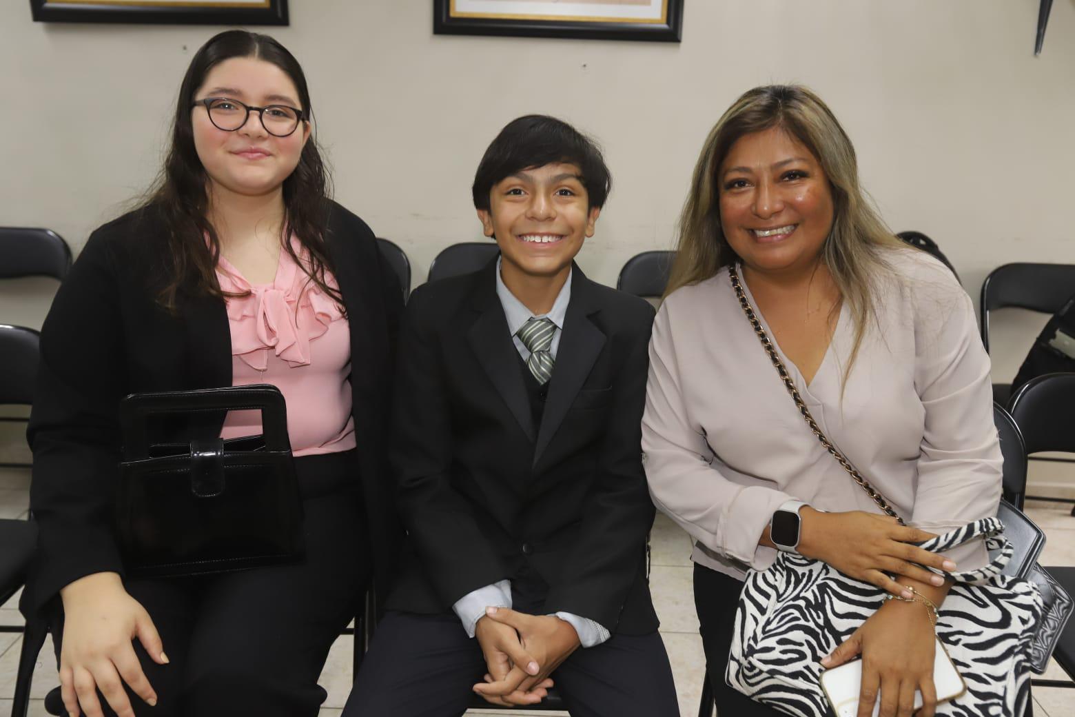 $!Isabela Morán, Juan Benjamin Ordorica Hernández, y Lluvia Hernández.