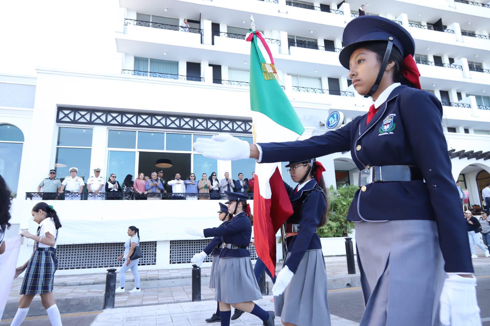 $!Participan más de 600 alumnos en el desfile conmemorativo del Día de la Bandera en Mazatlán