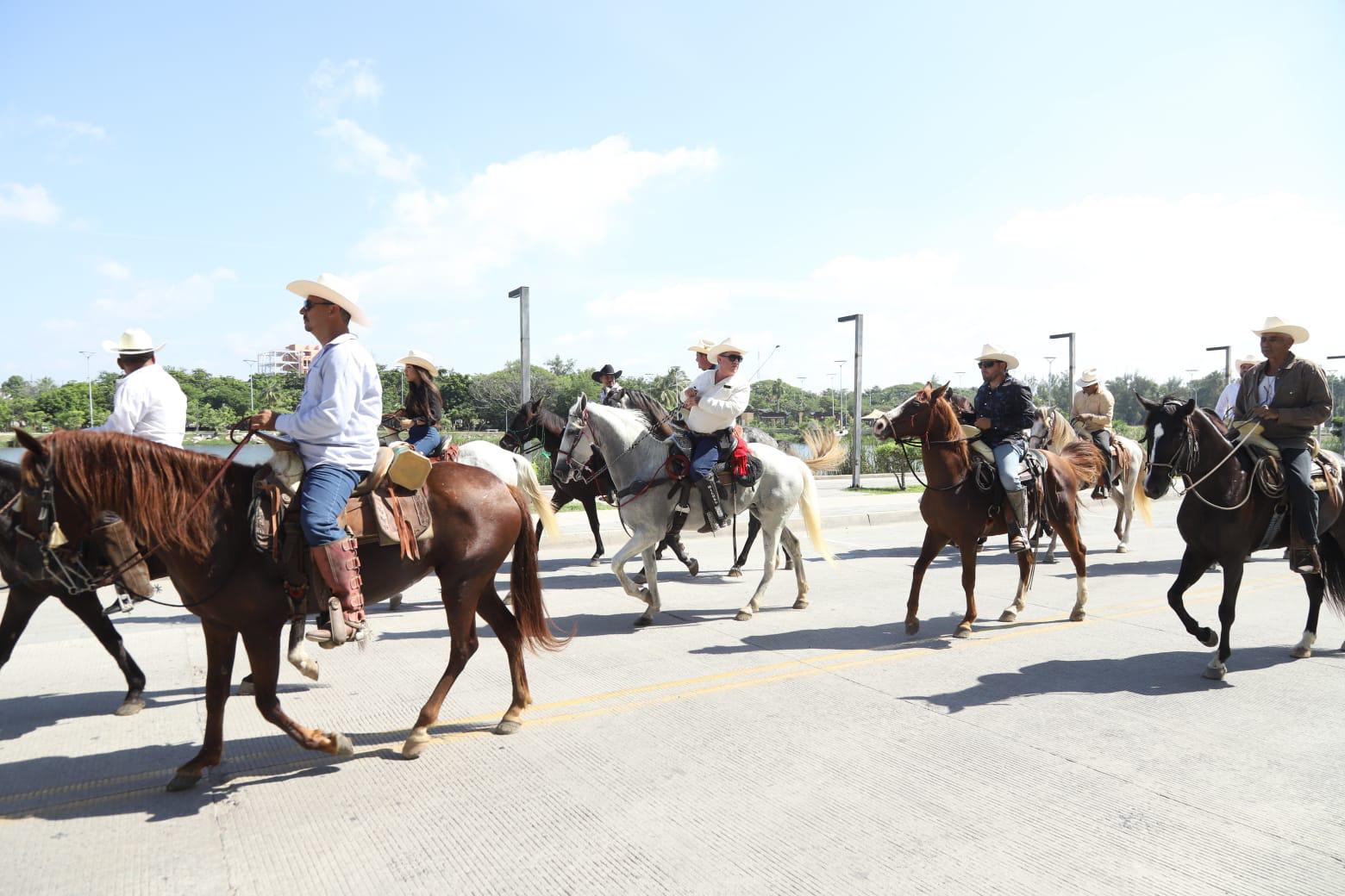 $!Charros mazatlecos realizan cabalgata a caballo par pedir a San Judas Tadeo por la paz y la hermandad