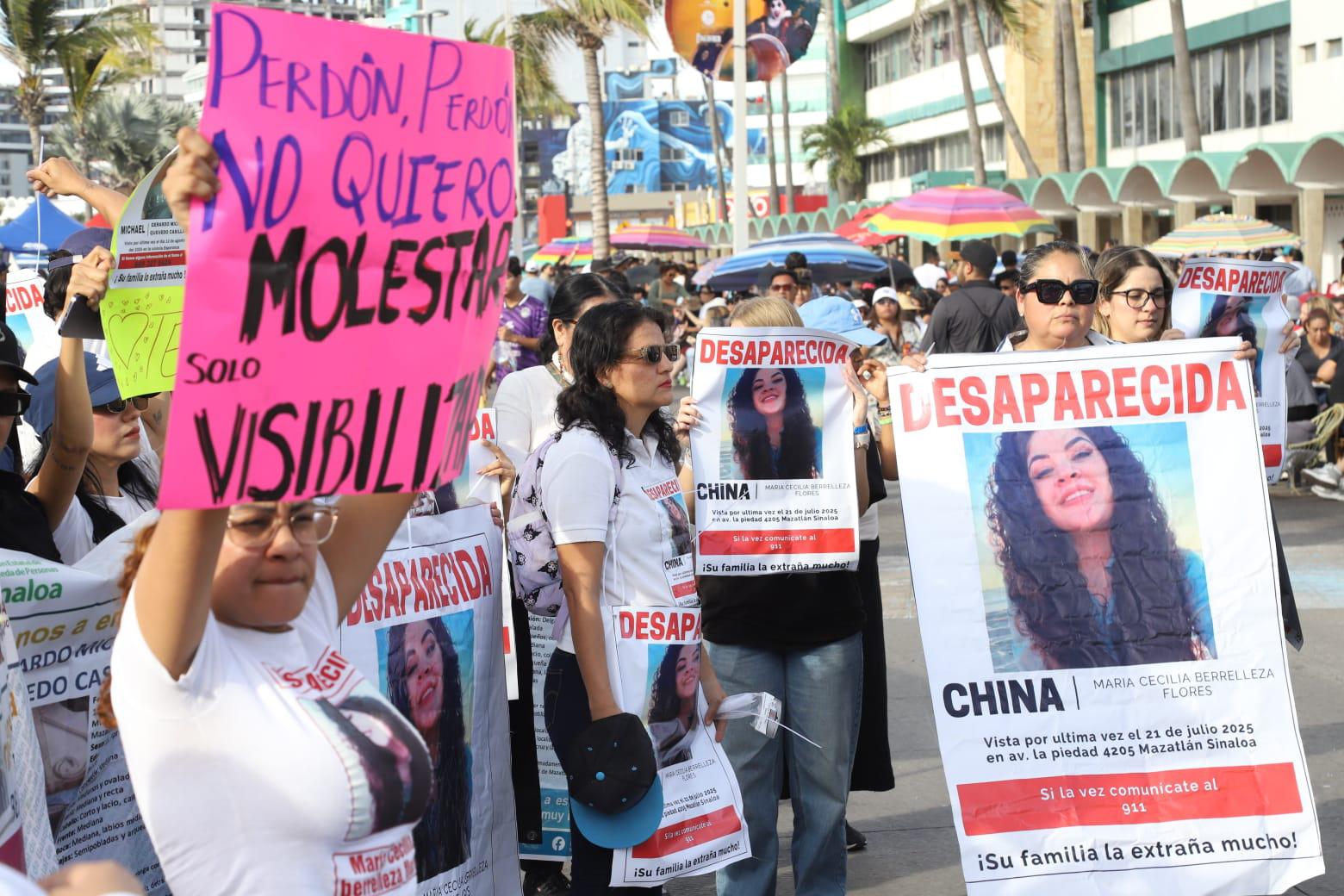 $!Se preparan familiares de personas desaparecidas para incorporarse al inicio del desfile del Carnaval de Mazatlán