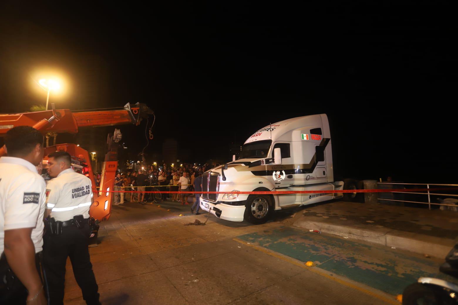 $!Se atora tráiler en la arena de Playa Norte, en Mazatlán