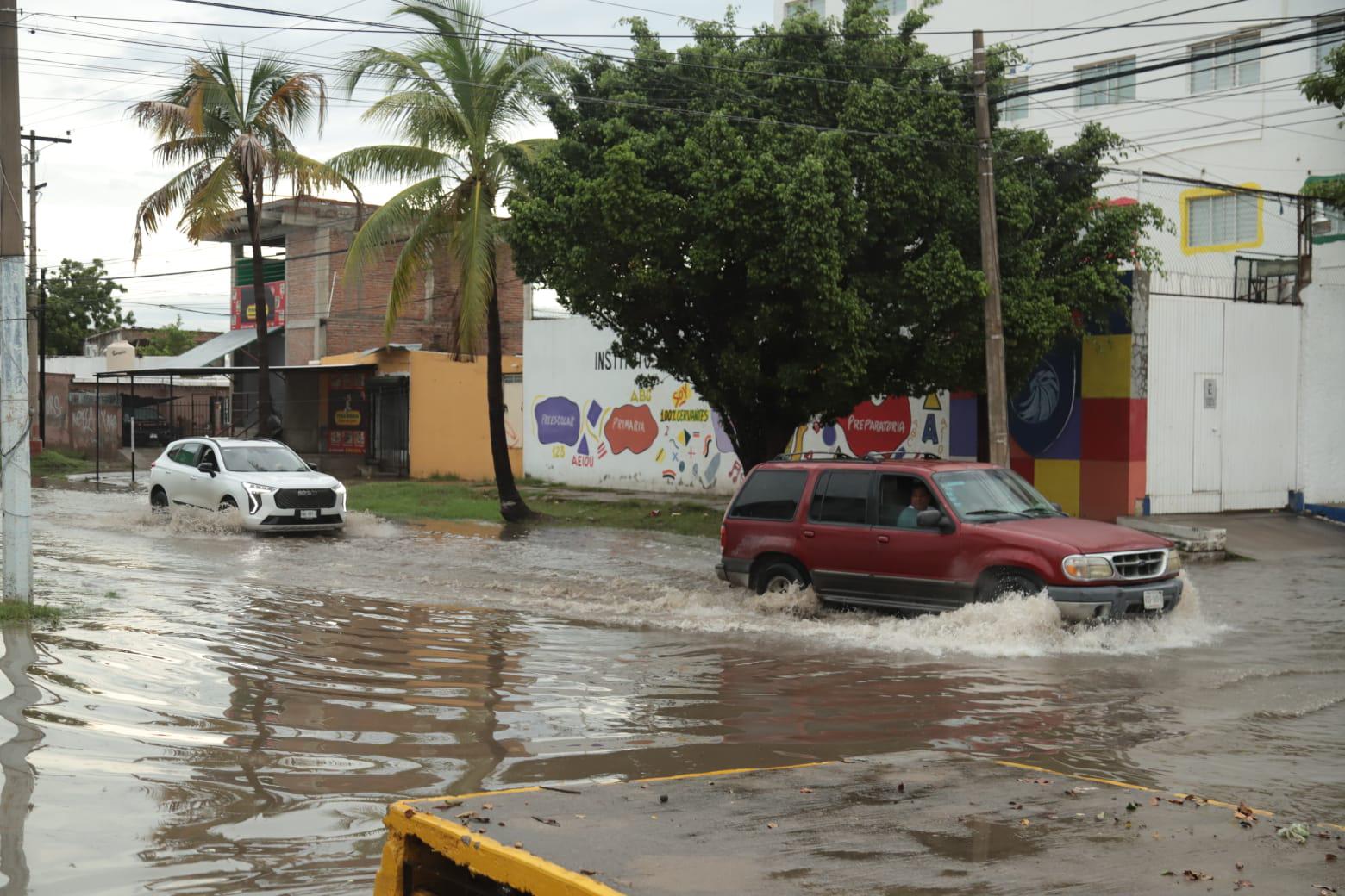 $!Implementan operativo para retirar basura en vialidades tras lluvias en Mazatlán