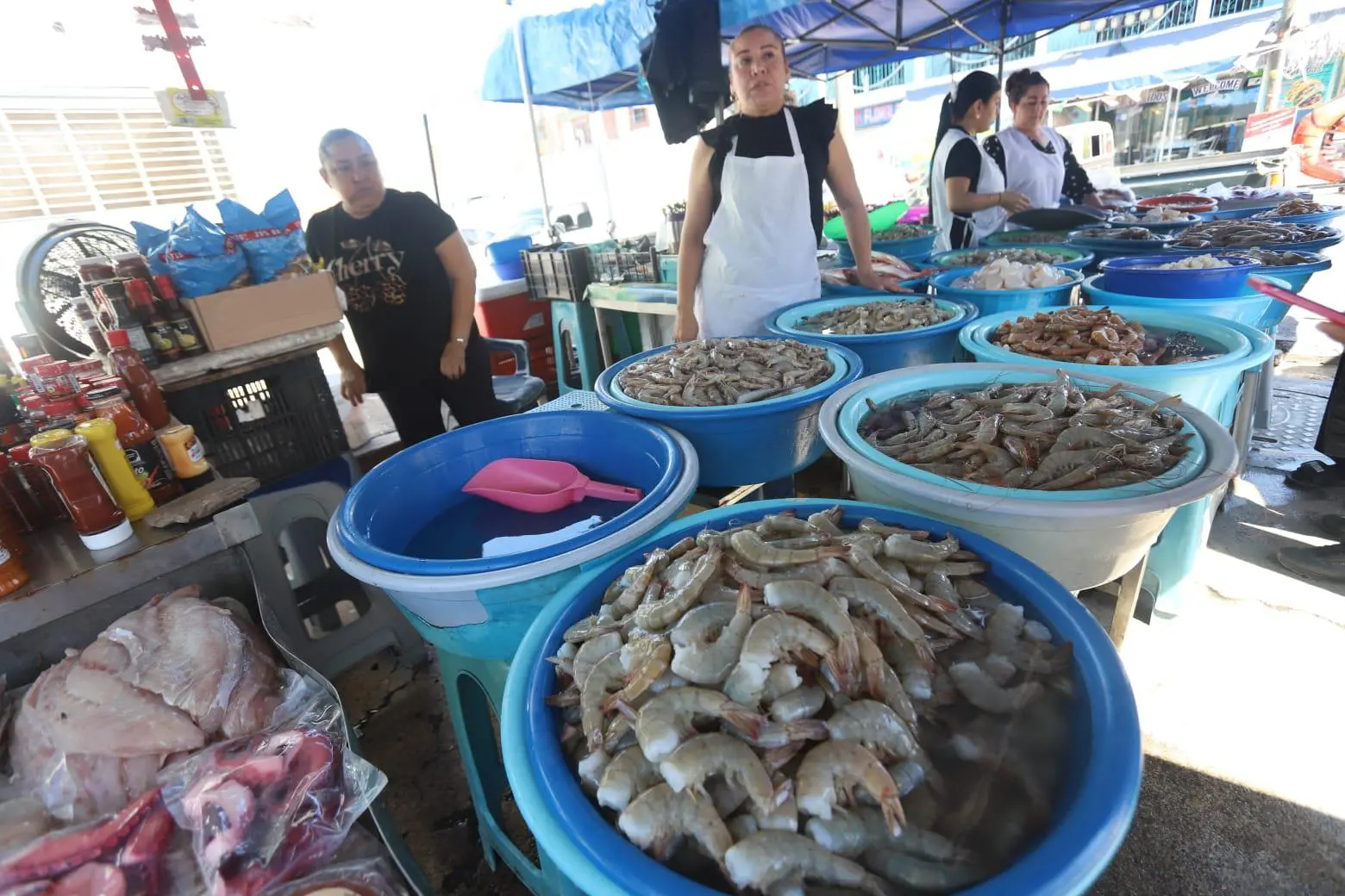 $!Aún con la baja de precio, no logran repuntar ventas de camarón en Mazatlán, señalan vendedoras