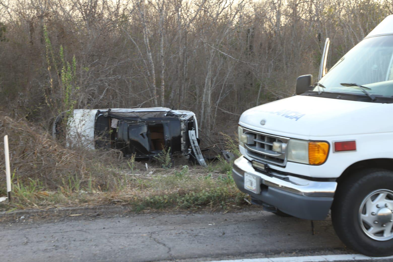 $!Vuelca dueño de Azteca Lighting en la Autopista Mazatlán-Culiacán; sale por su propio pie de su camioneta