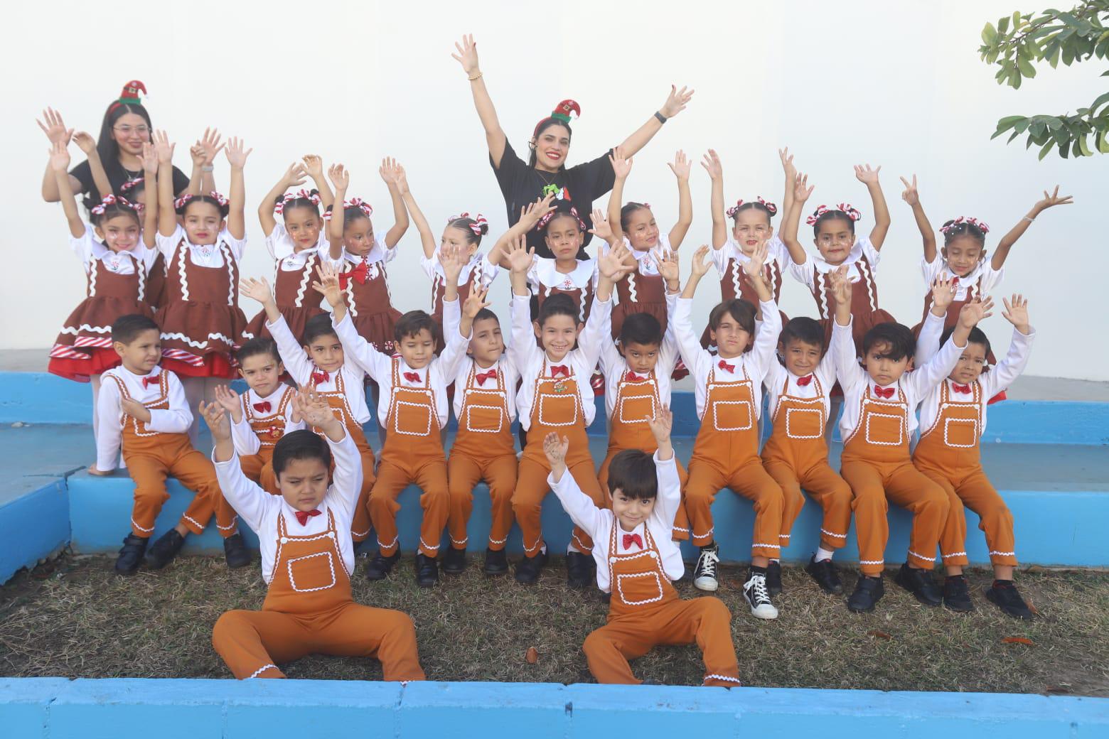 $!Alumnos de Primer Grado “A” se personificaron de galletas de jengibre, aquí junto a sus profesoras Alejandra Osuna y Teresita Ortega.