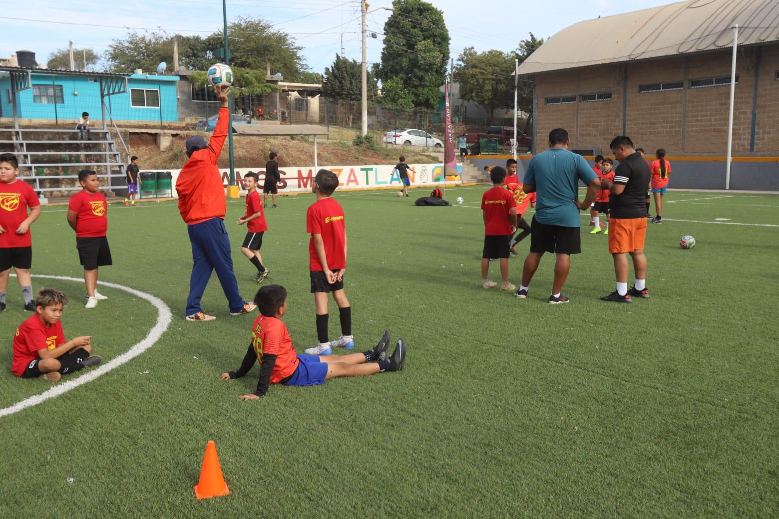 $!Amantes del futbol responden a Mundialito Imdem, Domina tu Cancha