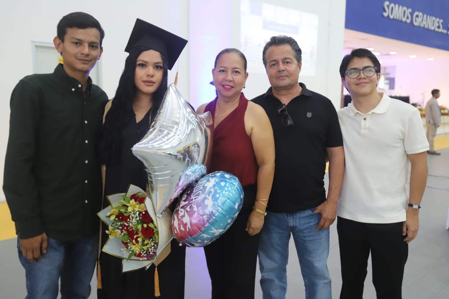 $!Camila Zataráin Ibarra entre Luis Rodríguez, Imelda Ibarra, Francisco Manuel Zataráin y su hermano, Manuel Zataráin Ibarra.