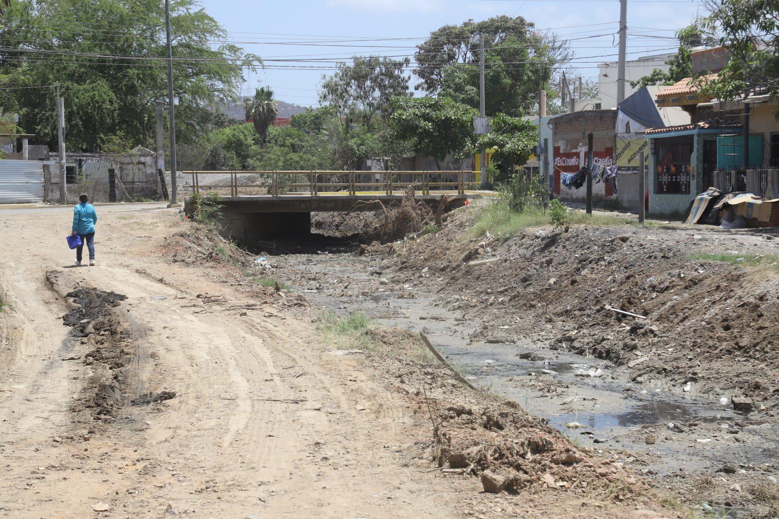 $!Canales pluviales de Mazatlán se han convertido en vertederos de desechos