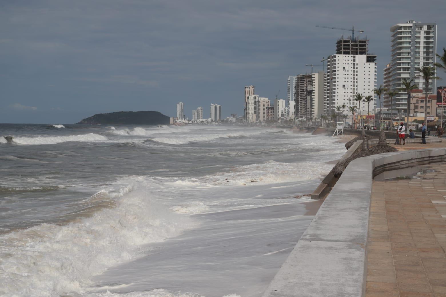 $!Marejadas ocasiona destrozos en palapas y mobiliario en playa de Mazatlán