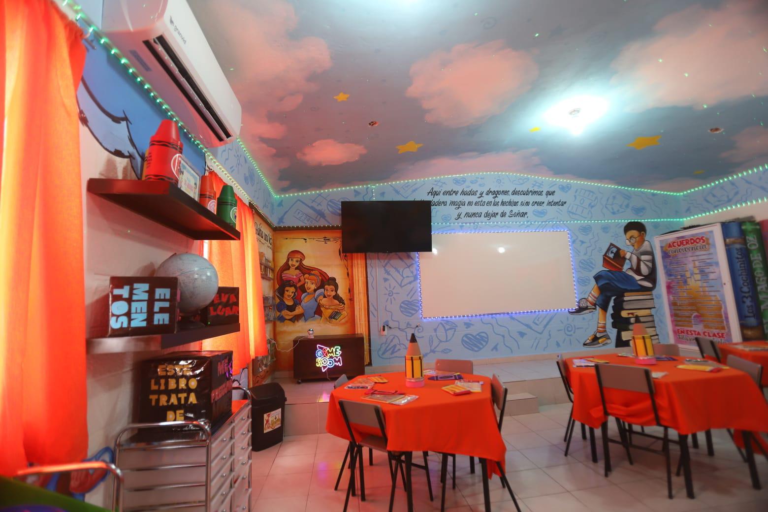 $!Entre colores, libros y sueños, el profesor Joel dará la bienvenida a clases a sus alumnos