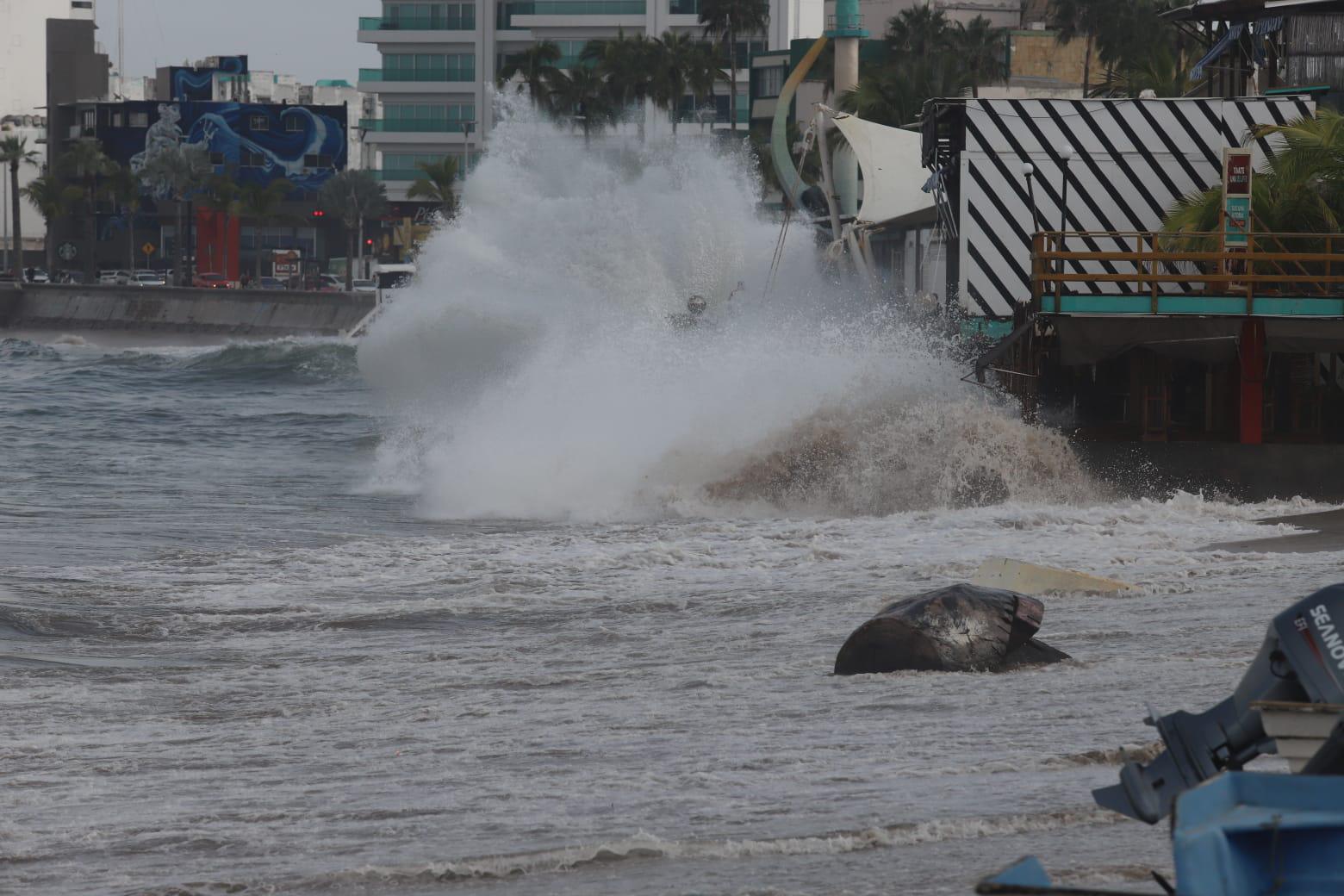 $!Registran playas de Mazatlán fuerte oleaje y obliga a resguardar pangas y mobiliario
