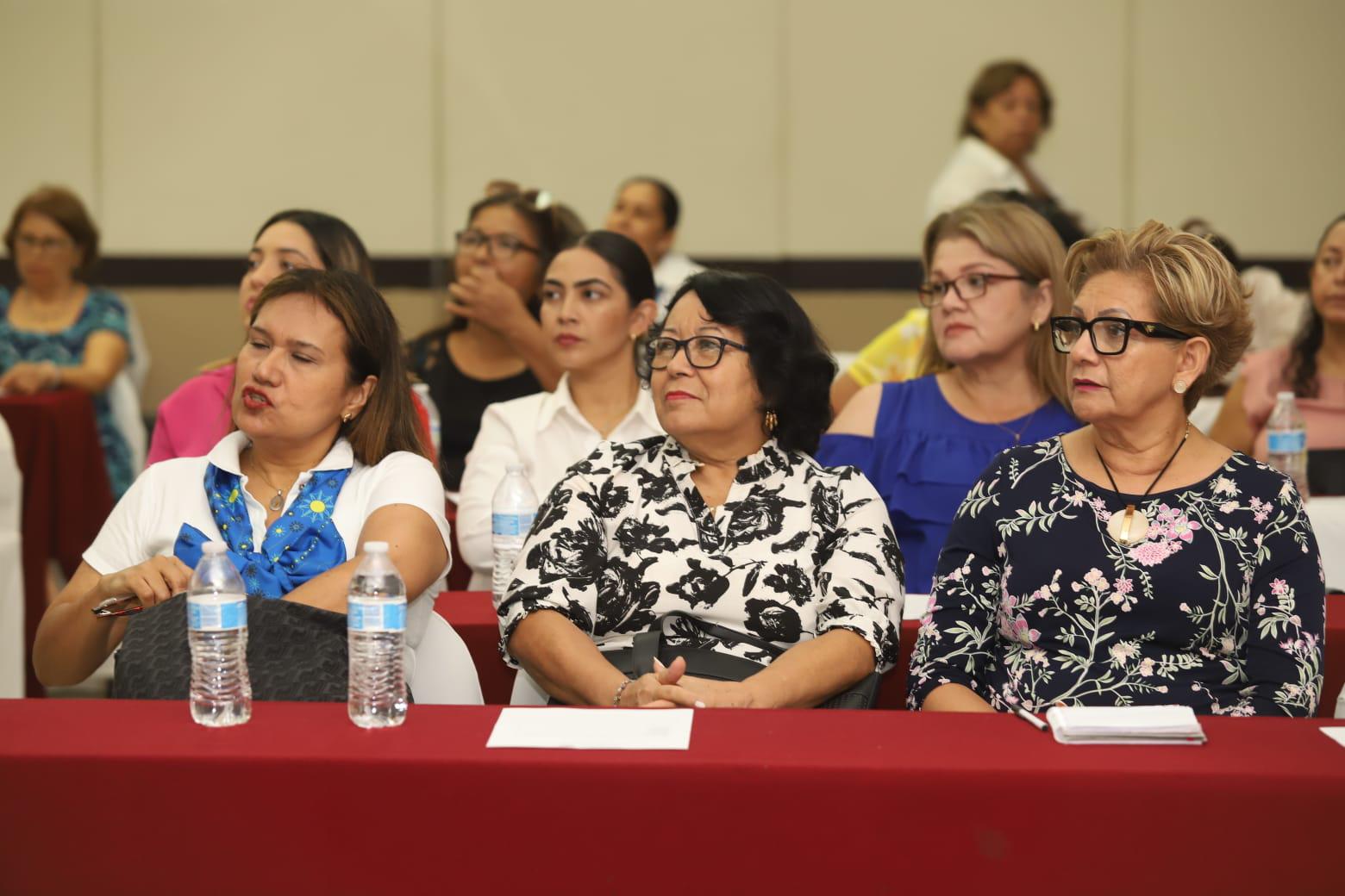 $!Damas inician el ciclo escolar con un seminario de motivación