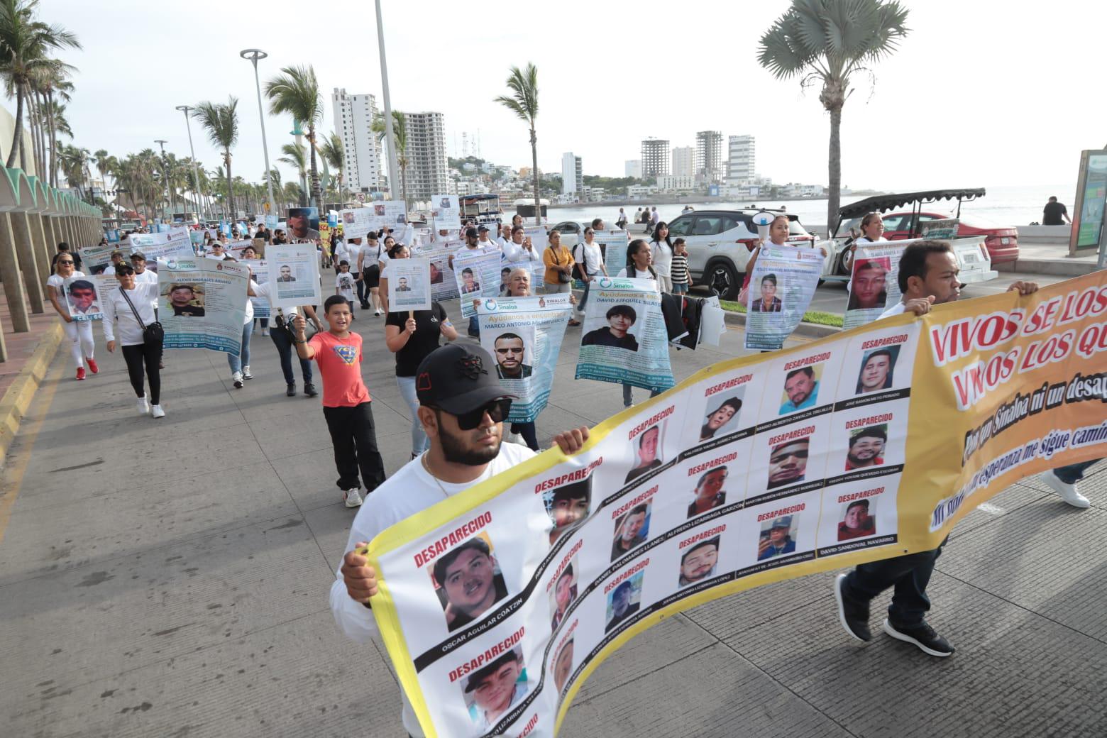 $!Familias de desaparecidos convierten el malecón de Mazatlán en espacio de protesta y memoria