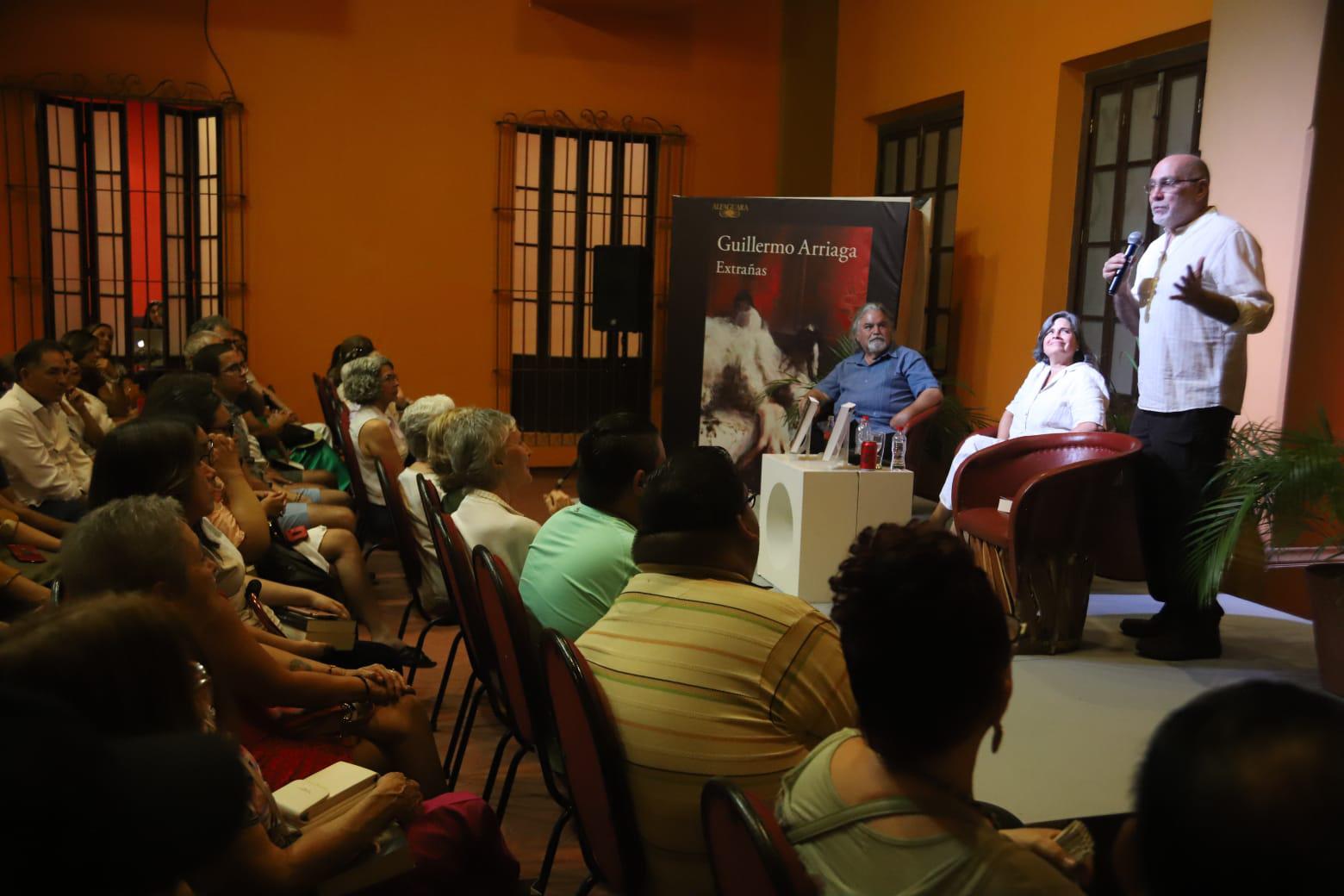 $!Entre anécdotas y pasajes de su vida como amigos, Guillermo Arriaga hizo reír a los presentes.