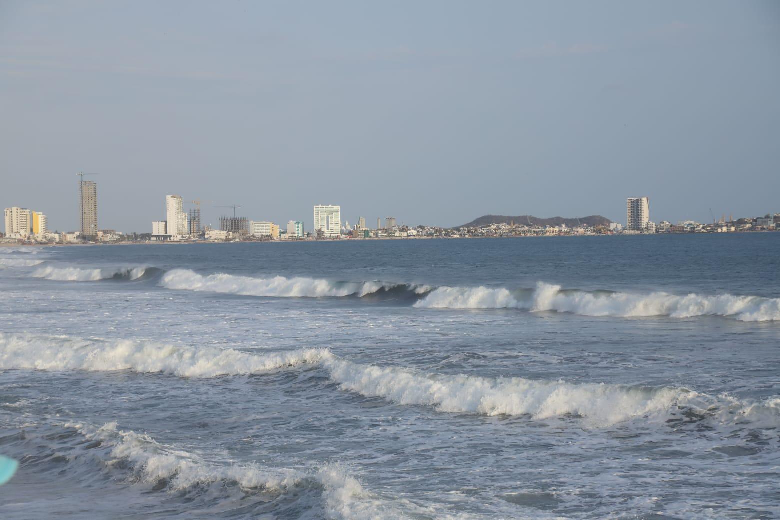 $!Cierran de nuevo playas de Mazatlán debido a oleaje elevado; olvidan colocar señalamientos