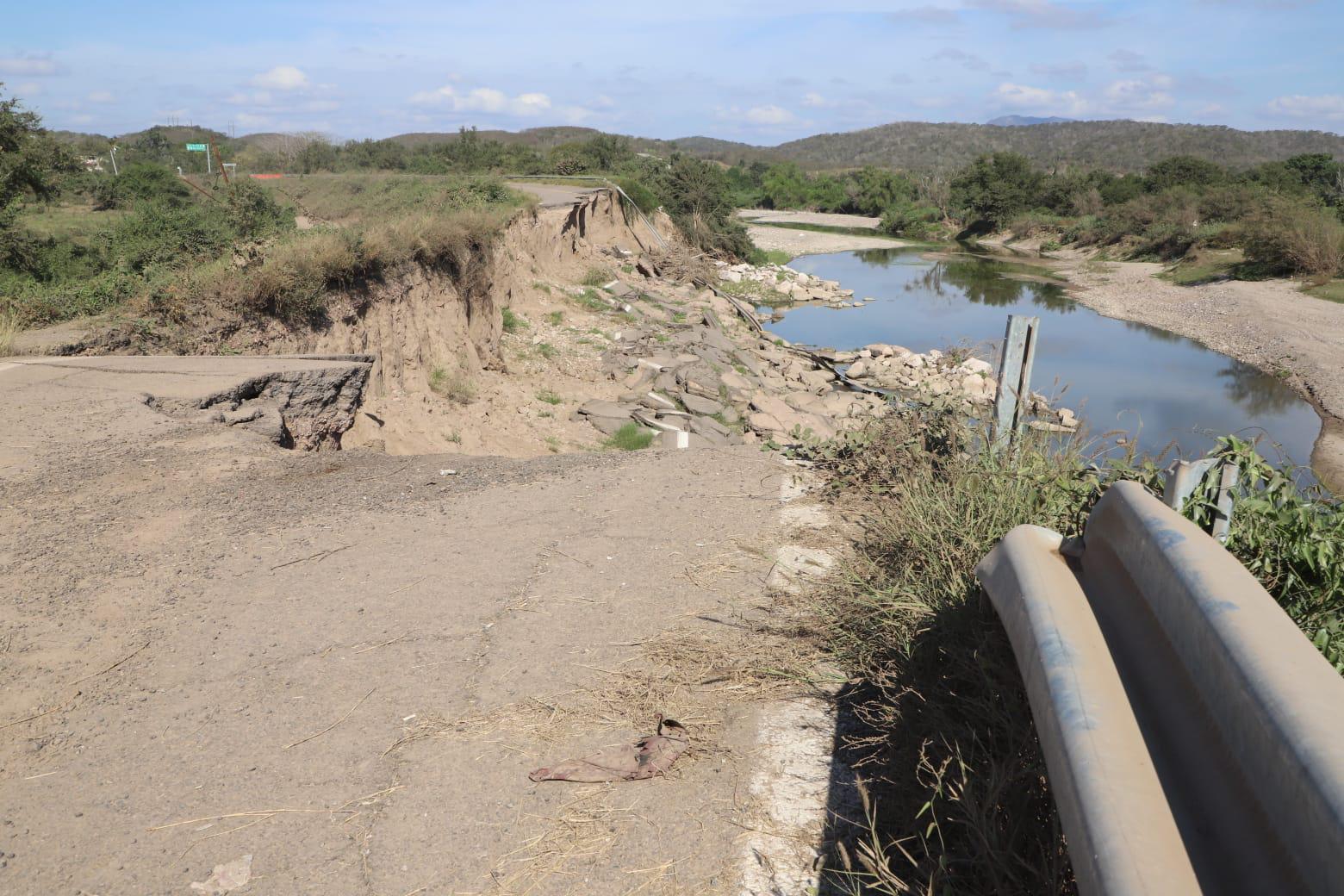 $!Habitantes de El Quelite abren paso por el río para levantar la economía de la sindicatura