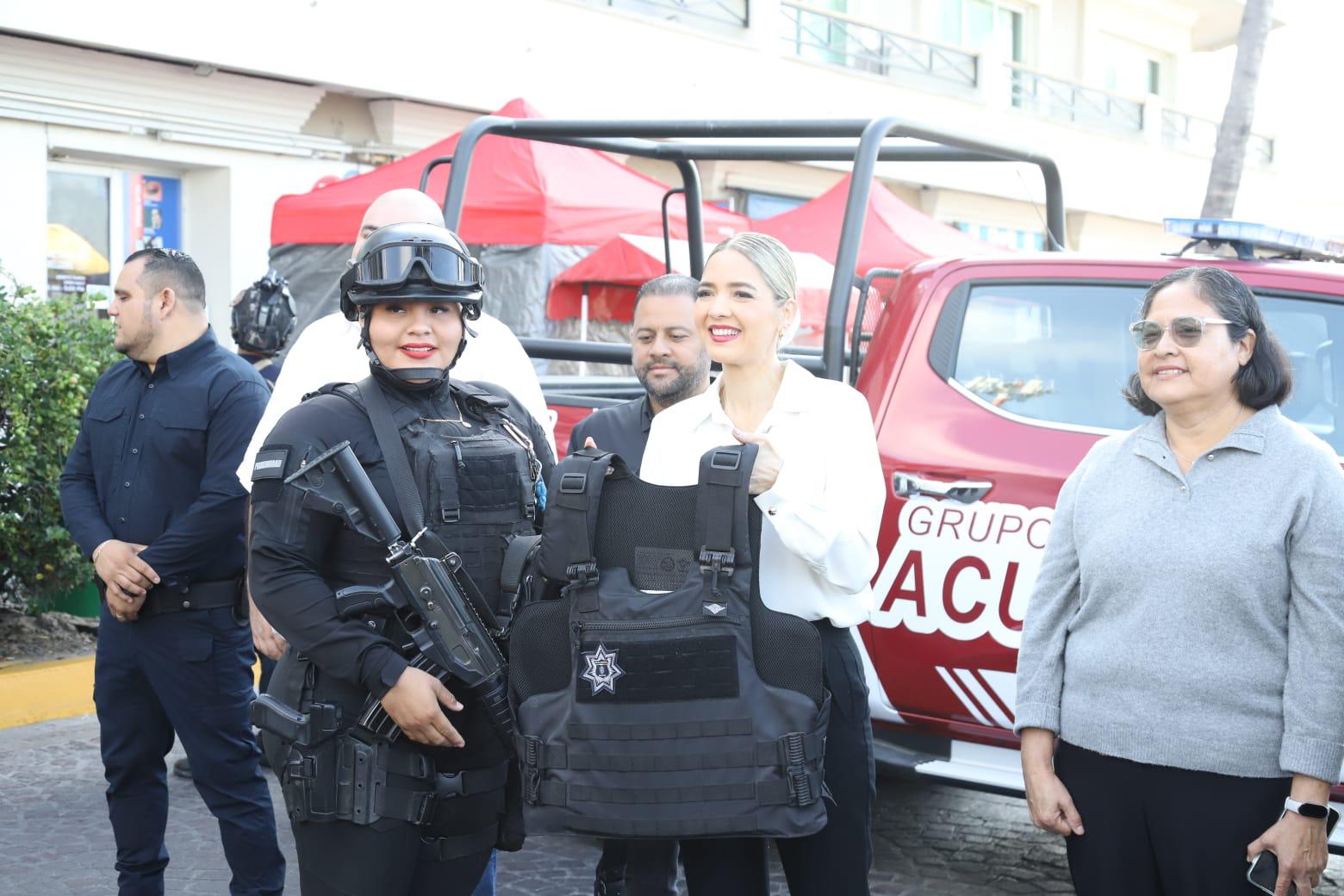 $!Mazatlán refuerza su Policía: entrega patrullas y equipo táctico por más de $19 millones