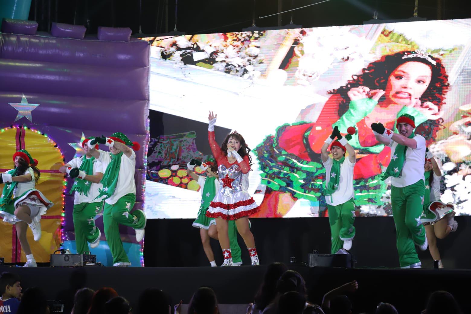 $!Deleita Tatiana a niños y adultos con su concierto navideño en Mazatlán