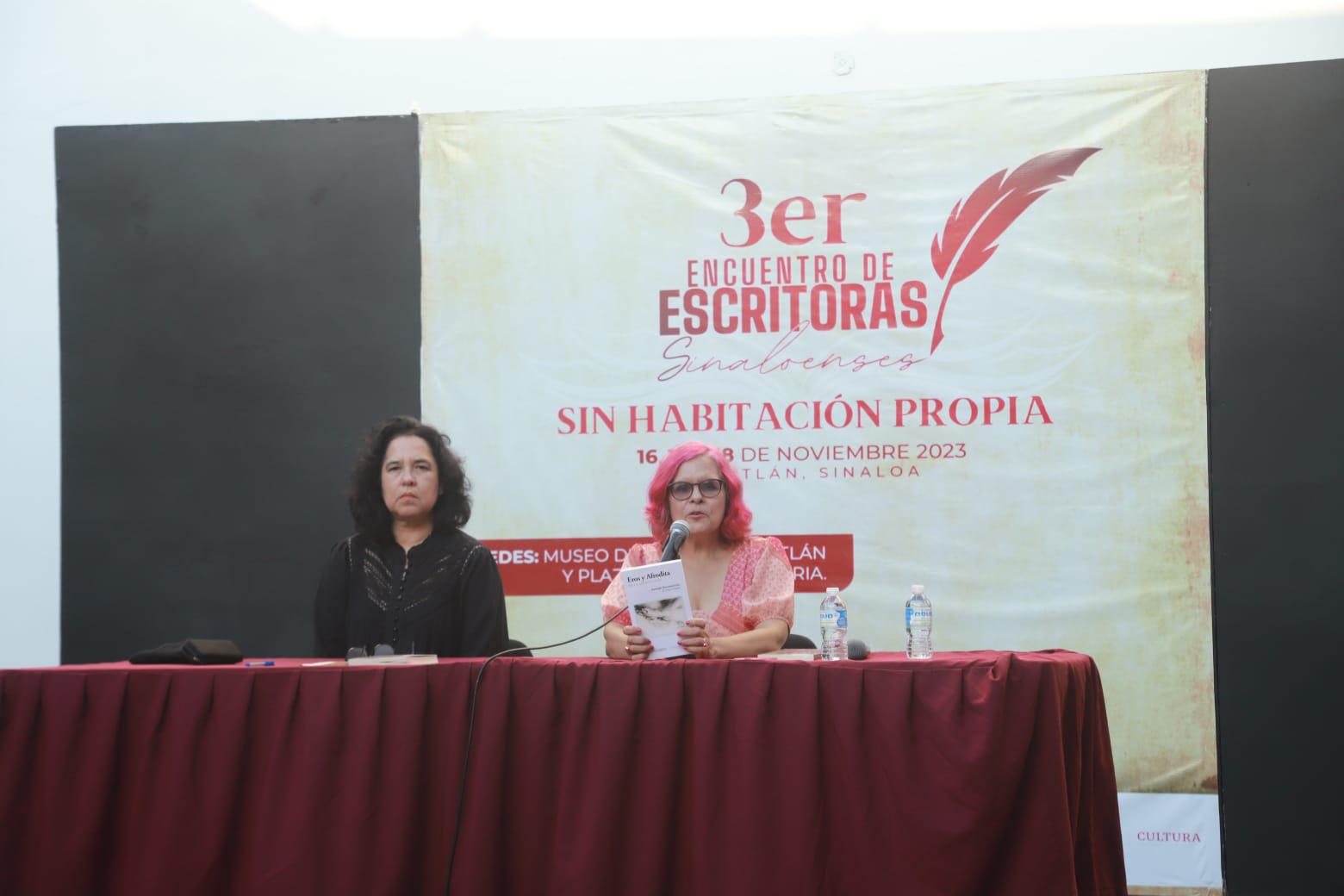 $!Ernestina Yépiz acompañó a Dina Grijalva en la presentación de su liro.