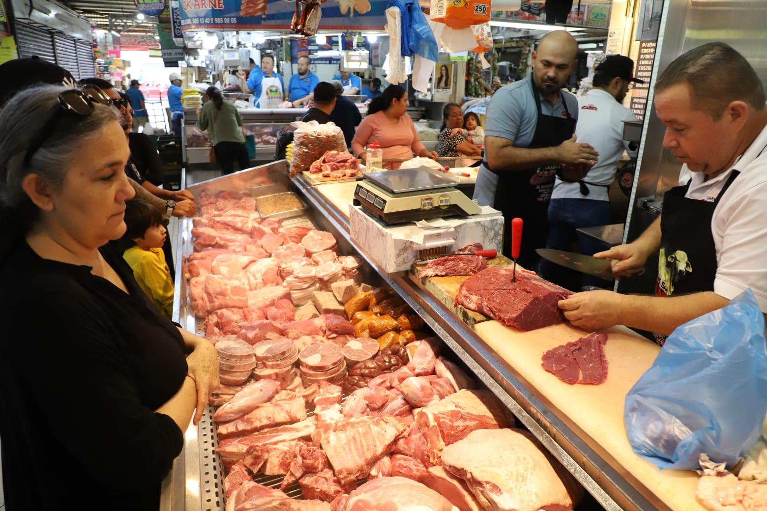 $!Salen mazatlecos a comprar lo necesario para la cena de Noche Buena