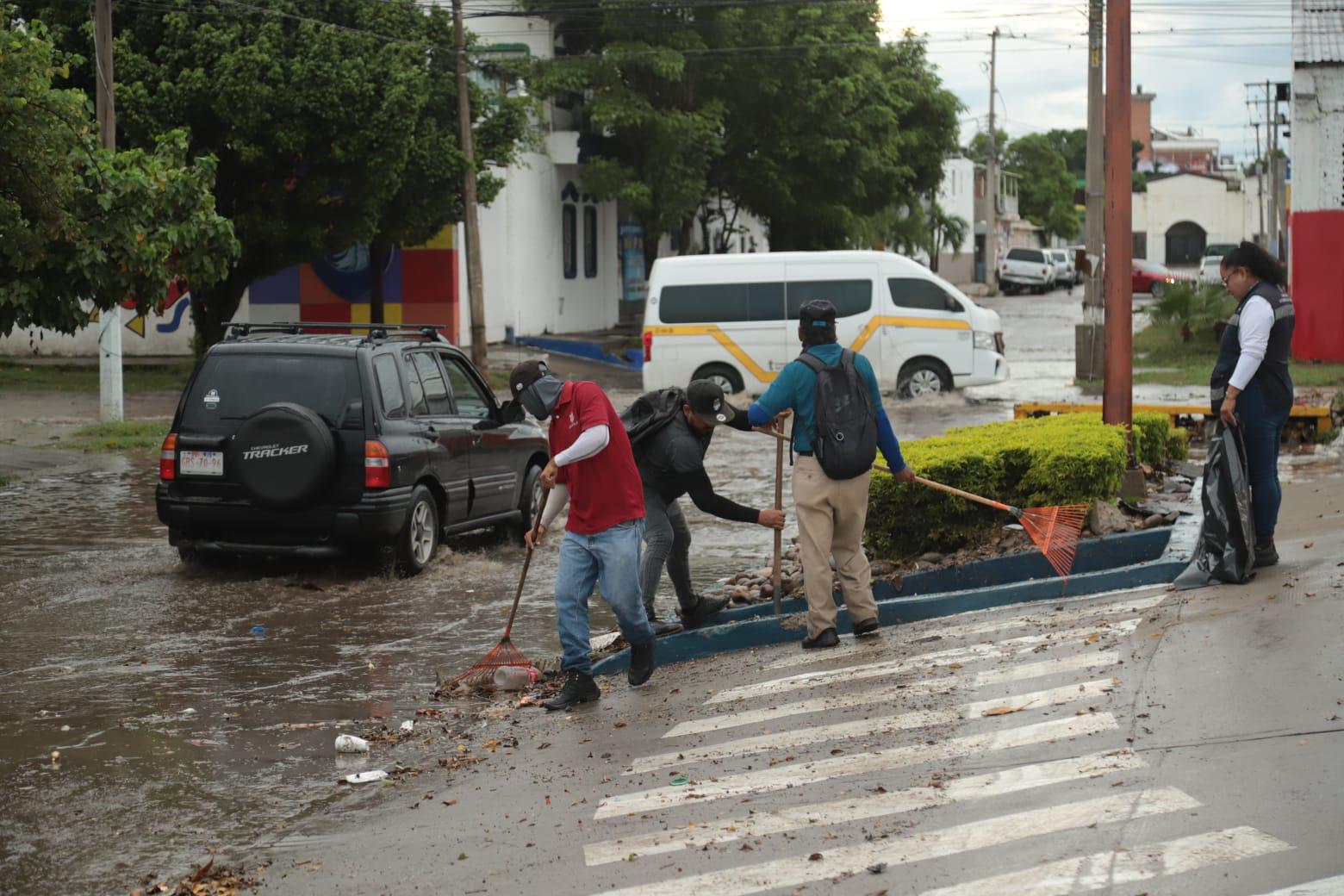 $!Implementan operativo para retirar basura en vialidades tras lluvias en Mazatlán
