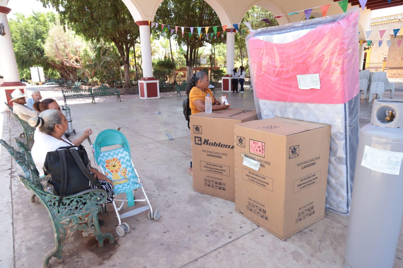 $!Entrega Gobierno de Mazatlán apoyo del programa Peso a Peso a habitantes de El Quelite