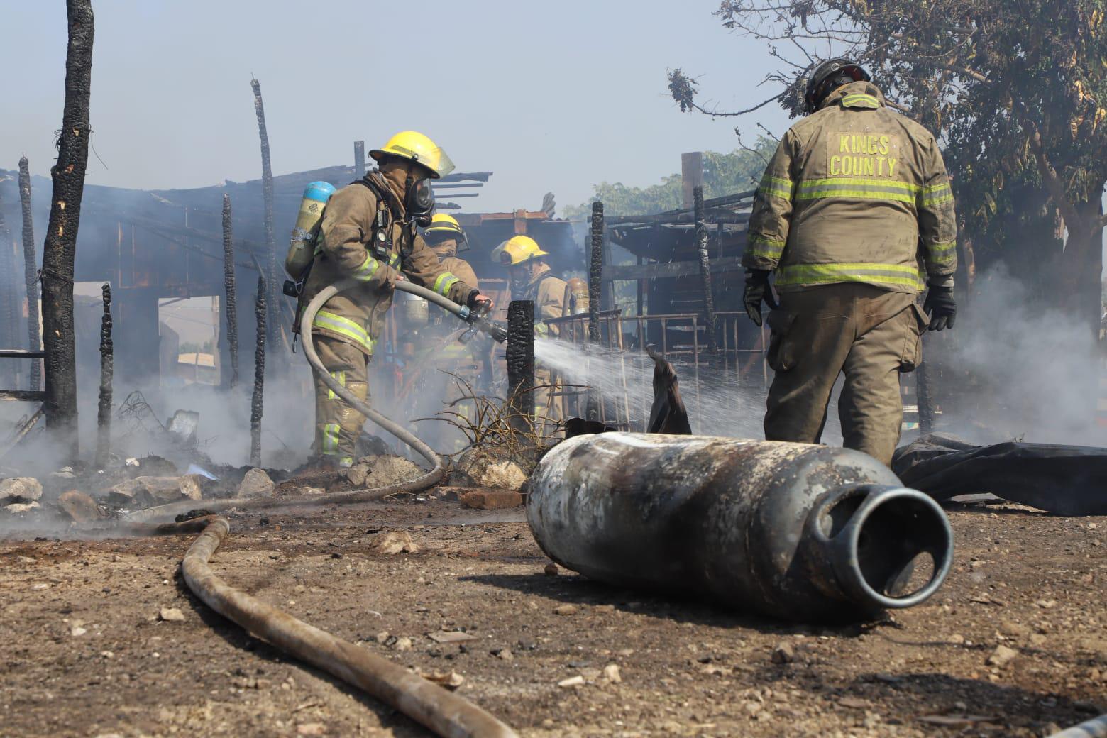 $!Se quedan sin casa cuatro familias de Mazatlán; incendio acaba con su hogar