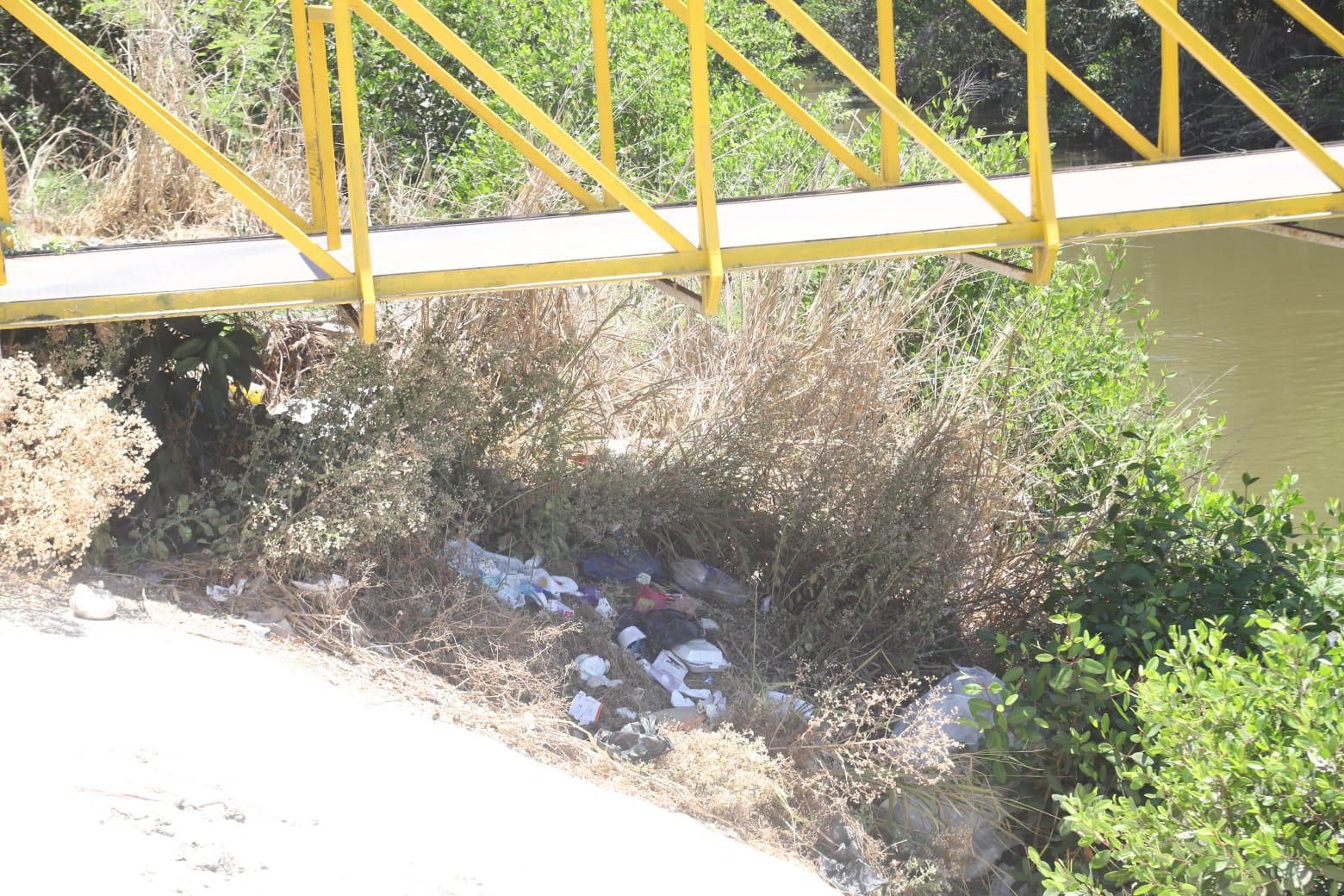 $!Canales pluviales de Mazatlán se han convertido en vertederos de desechos